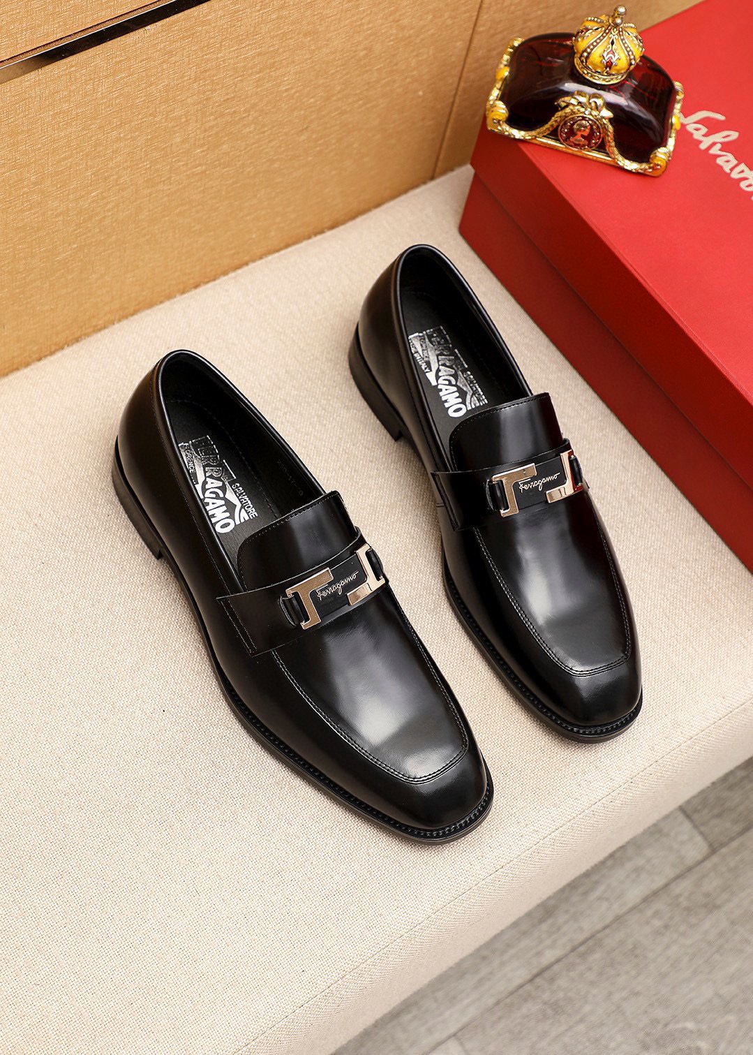 NO:829236,Product trademark Ferragamo 'Ferragamo' casual leather shoes. Regular size: 38-44 (customized at 45.46) Product materials are selected. Imported first-layer open-edge beaded cowhide upper + luxury hardware buckle, imported water-dyed cowhide lining. Strong three-dimensional visual effect, original rubber outsole. 1 color available, ferragamo, ferragamo, cowhide19860909商品商标Ferragamo「 菲拉格慕」休闲皮鞋 正码码数:38-44（45.46订制） 商品材料精选 进口头层开边珠牛皮鞋面+奢华五金扣,进口水染牛皮内里.强烈立体视觉效果,原版橡胶大底 颜 色1色可选,,ferragamo,ferragamo,cowhide,Men's shoes