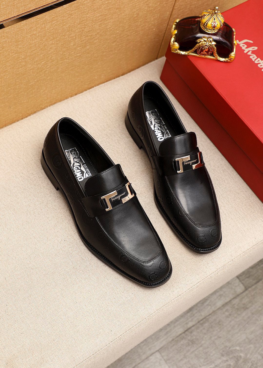 NO:829253,Product trademark Ferragamo 'Ferragamo' casual leather shoes. Regular size: 38-44 (customized at 45.46) Product materials are selected. Imported calfskin embossed upper + luxury hardware buckle, imported water-dyed cowhide lining. Strong three-dimensional visual effect, original rubber outsole. 1 color available, ferragamo, ferragamo, cowhide19860909商品商标Ferragamo「 菲拉格慕」休闲皮鞋 正码码数:38-44（45.46订制） 商品材料精选 进口头小牛皮圧花鞋面+奢华五金扣,进口水染牛皮内里.强烈立体视觉效果,原版橡胶大底 颜 色1色可选,,ferragamo,ferragamo,cowhide,Men's shoes