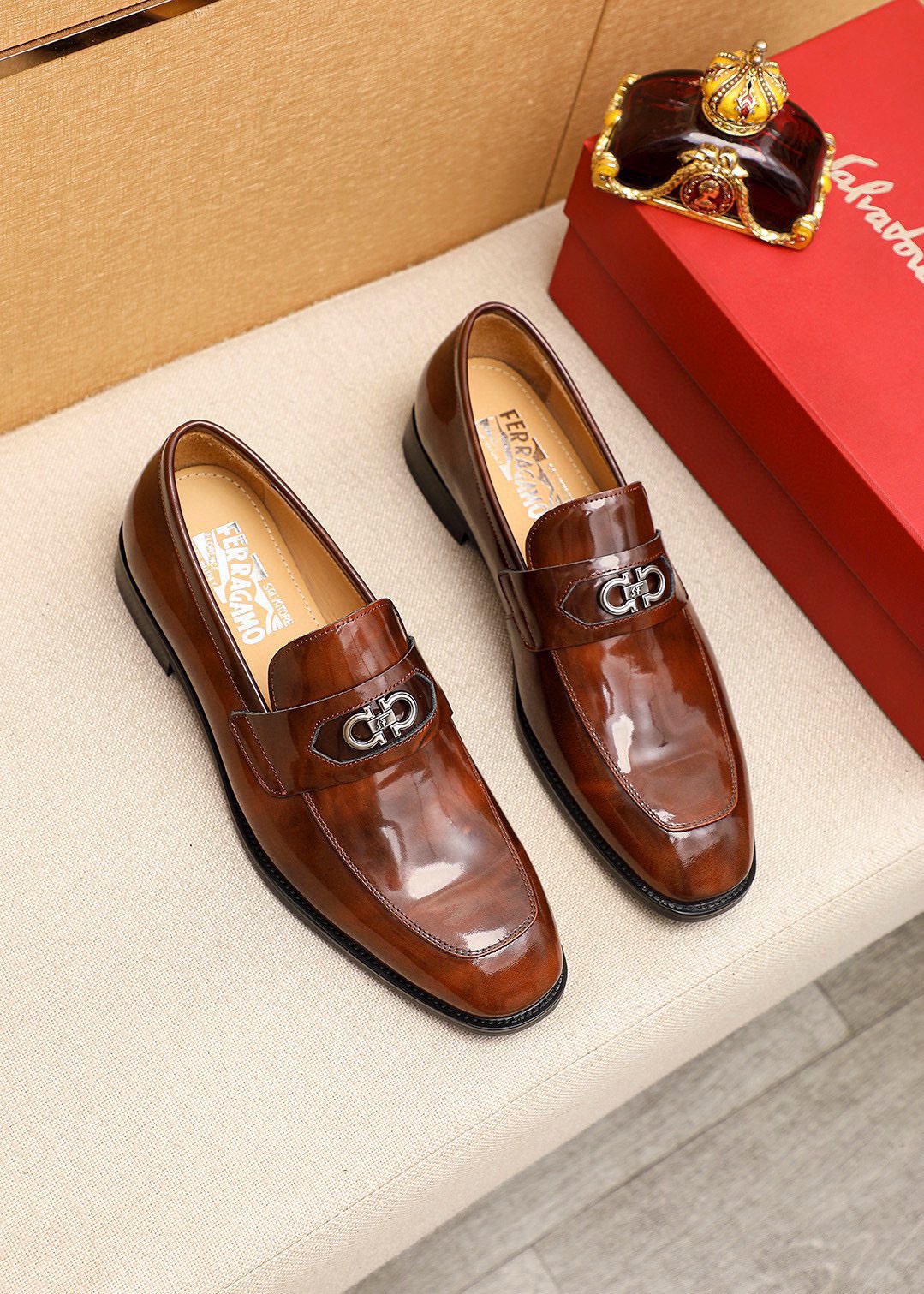 NO:829262,Product trademark Ferragamo 'Ferragamo' casual leather shoes. Regular size: 38-44 (customized at 45.46) Product materials are selected. Imported first-layer open-edge beaded cowhide upper + luxury hardware buckle, imported water-dyed cowhide lining. Strong three-dimensional visual effect, original rubber outsole. 1 color available, ferragamo, ferragamo, cowhide19860909商品商标Ferragamo「 菲拉格慕」休闲皮鞋 正码码数:38-44（45.46订制） 商品材料精选 进口头层开边珠牛皮鞋面+奢华五金扣,进口水染牛皮内里.强烈立体视觉效果,原版橡胶大底 颜 色1色可选,,ferragamo,ferragamo,cowhide,Men's shoes