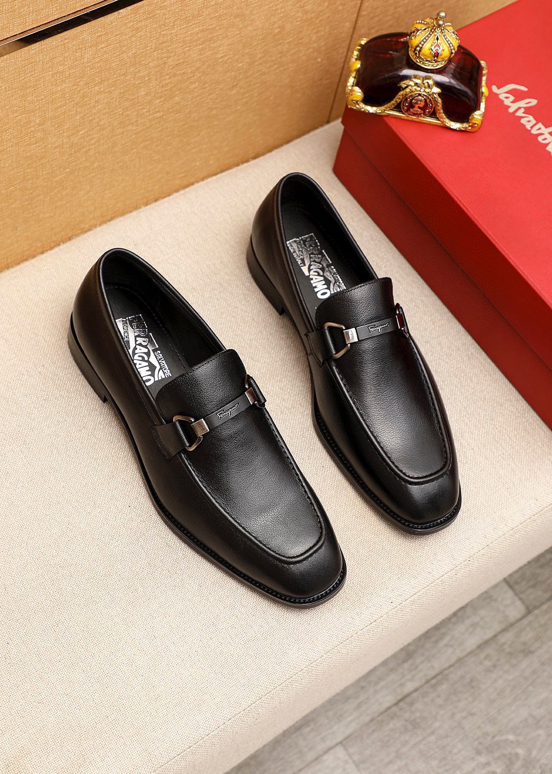 NO:829271,Product trademark Ferragamo 'Ferragamo' casual leather shoes. Regular size: 38-44 (45.46 customized) Product material selection: imported first-layer calfskin upper + luxury hardware buckle, imported water-dyed cowhide lining. Strong three-dimensional visual effect, original rubber outsole, 1 color available, ferragamo, ferragamo, cowhide19860909商品商标Ferragamo「 菲拉格慕」休闲皮鞋 正码码数:38-44（45.46订制） 商品材料精选 进口头层小牛皮鞋面+奢华五金扣,进口水染牛皮内里.强烈立体视觉效果,原版橡胶大底 颜 色1色可选,,ferragamo,ferragamo,cowhide,Men's shoes