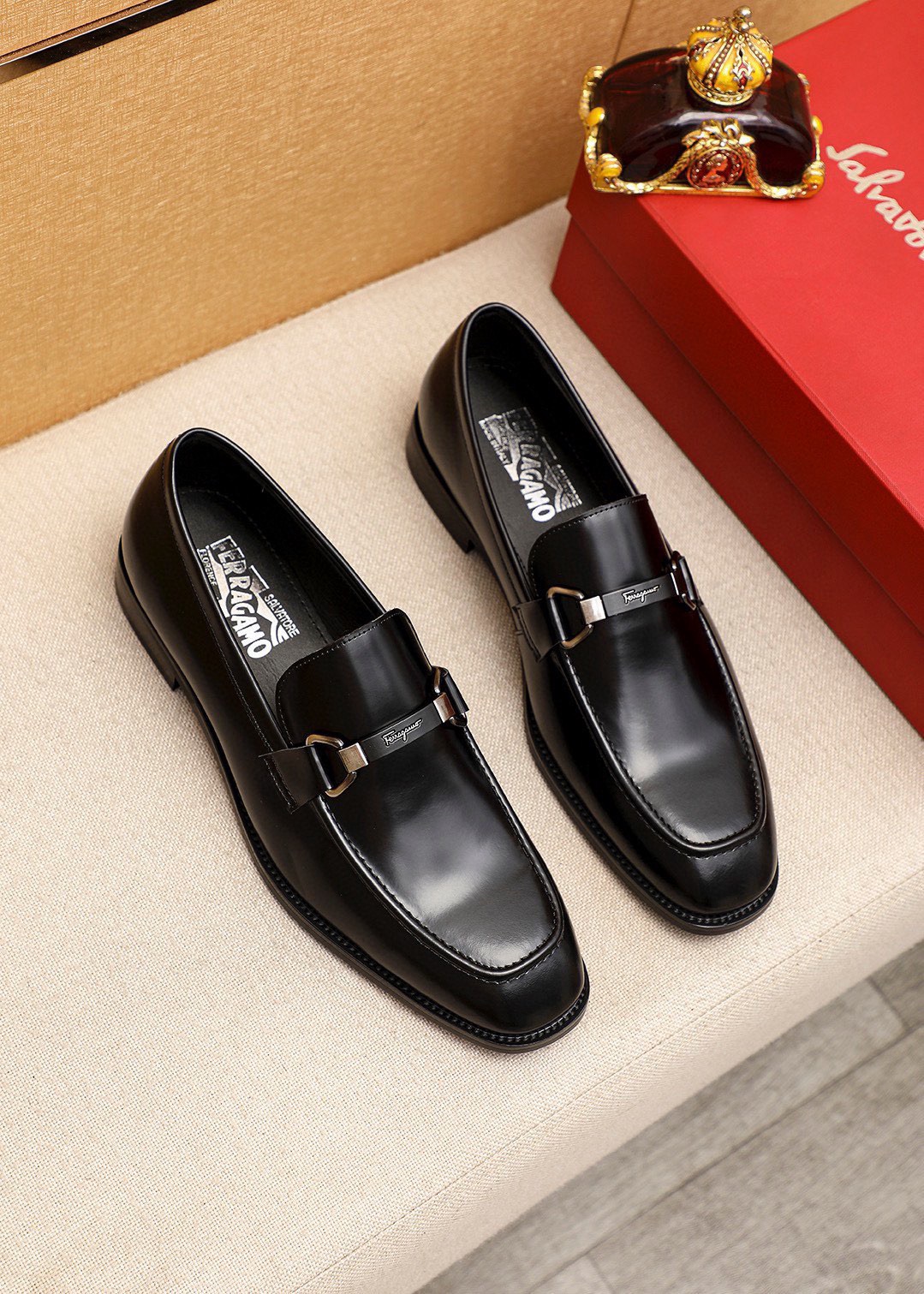 NO:829280,Product trademark Ferragamo 'Ferragamo' casual leather shoes. Regular size: 38-44 (customized at 45.46) Product materials are selected. Imported first-layer open-edge beaded cowhide upper + luxury hardware buckle, imported water-dyed cowhide lining. Strong three-dimensional visual effect, original rubber outsole. 1 color available, ferragamo, ferragamo, cowhide19860909商品商标Ferragamo「 菲拉格慕」休闲皮鞋 正码码数:38-44（45.46订制） 商品材料精选 进口头层开边珠牛皮鞋面+奢华五金扣,进口水染牛皮内里.强烈立体视觉效果,原版橡胶大底 颜 色1色可选,,ferragamo,ferragamo,cowhide,Men's shoes