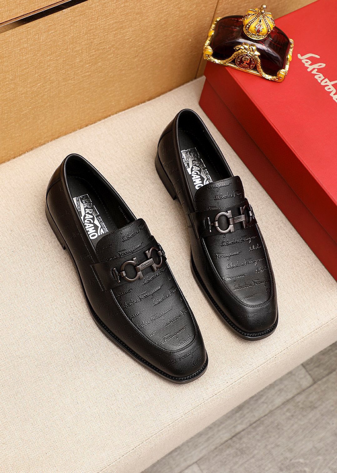 NO:829300,Product trademark Ferragamo 'Ferragamo' casual leather shoes. Regular size: 38-44 (customized at 45.46) Product material selection: imported first-layer calfskin embossed upper + luxury hardware buckle, imported water-dyed cowhide lining. Strong three-dimensional visual effect, original rubber outsole, 1 color available, ferragamo, ferragamo, cowhide19860909商品商标Ferragamo「 菲拉格慕」休闲皮鞋 正码码数:38-44（45.46订制） 商品材料精选 进口头层小牛皮压花鞋面+奢华五金扣,进口水染牛皮内里.强烈立体视觉效果,原版橡胶大底 颜 色1色可选,,ferragamo,ferragamo,cowhide,Men's shoes