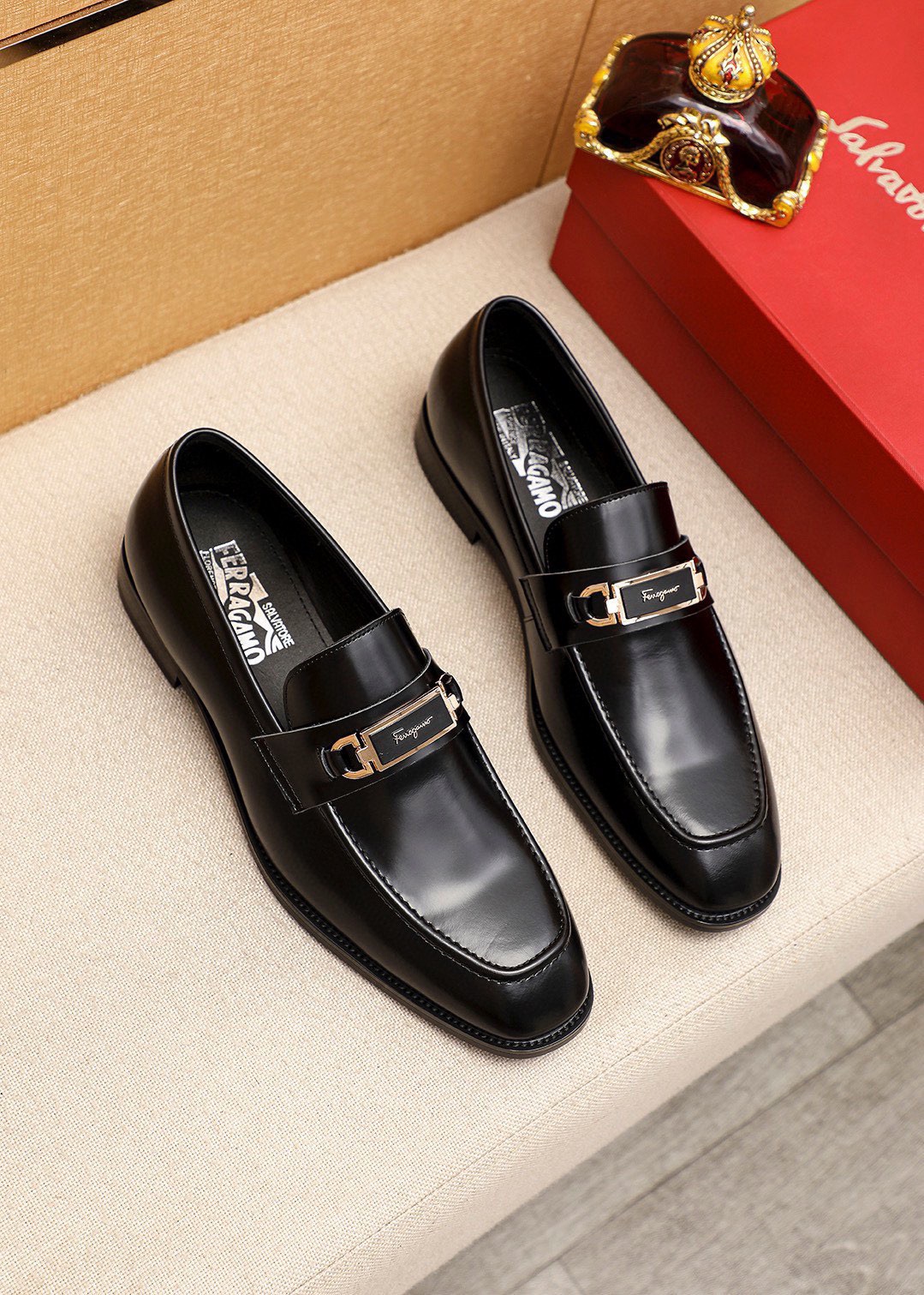 NO:829371,Product trademark Ferragamo 'Ferragamo' casual leather shoes. Regular size: 38-44 (customized at 45.46) Product materials are selected. Imported first-layer open-edge beaded cowhide upper + luxury hardware buckle, imported water-dyed cowhide lining. Strong three-dimensional visual effect, original rubber outsole. 1 color available, ferragamo, ferragamo, cowhide19860909商品商标Ferragamo「 菲拉格慕」休闲皮鞋 正码码数:38-44（45.46订制） 商品材料精选 进口头层开边珠牛皮鞋面+奢华五金扣,进口水染牛皮内里.强烈立体视觉效果,原版橡胶大底 颜 色1色可选,,ferragamo,ferragamo,cowhide,Men's shoes