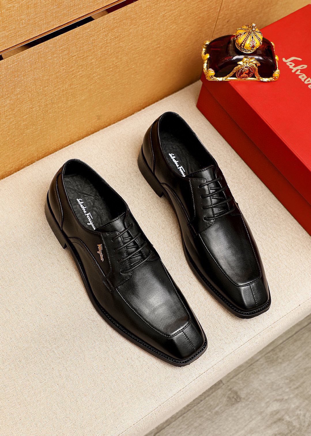 NO:829376,Product trademark Ferragamo 'Ferragamo' business leather shoes. Regular size: 38-44 (45.46 customized) Product material selection: imported first-layer calfskin upper + luxury hardware buckle, imported water-dyed cowhide lining. Strong three-dimensional visual effect, original combination outsole, 2 colors available, ferragamo, ferragamo, cowhide19860909商品商标Ferragamo「 菲拉格慕」商务皮鞋 正码码数:38-44（45.46订制） 商品材料精选 进口头层小牛皮鞋面+奢华五金扣,进口水染牛皮内里.强烈立体视觉效果,原版组合大底 颜 色2色可选,,ferragamo,ferragamo,cowhide,Men's shoes