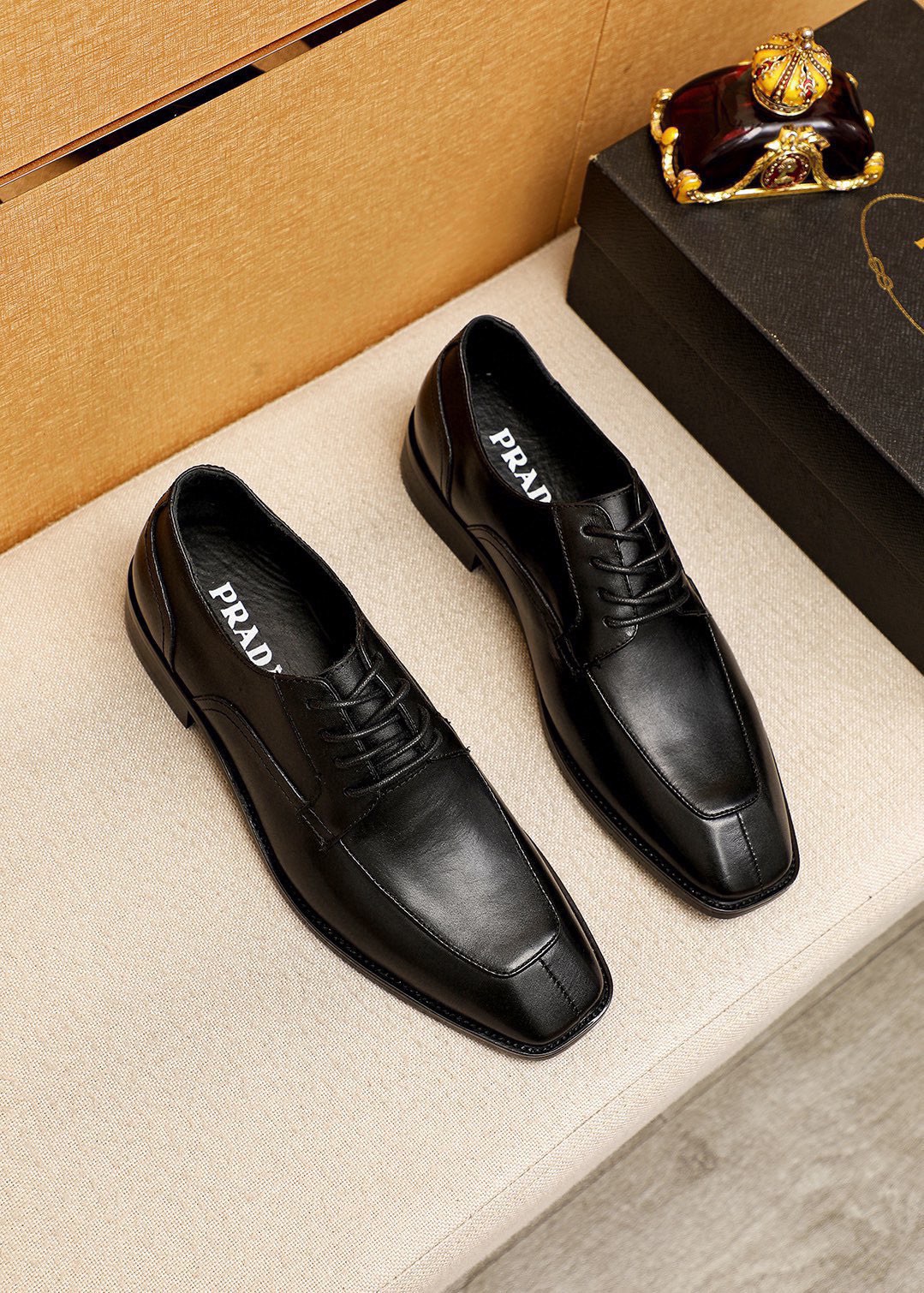 NO:829382,Product trademark PRADA 'Prada' business leather shoes, correct size: 38-44 (45.46 customized) Product material selection: imported first-layer calfskin upper, imported water-dyed cowhide lining. Strong three-dimensional visual effect, combined outsole color 1 color optional, prada, prada, cowhide19860909商品商标PRADA「 普拉达」商务皮鞋 正码码数:38-44(45.46订制) 商品材料精选 进口头层小牛皮鞋面,进口水染牛皮内里.强烈立体视觉效果,组合大底 颜 色1色可选,,prada,prada,cowhide,Men's shoes