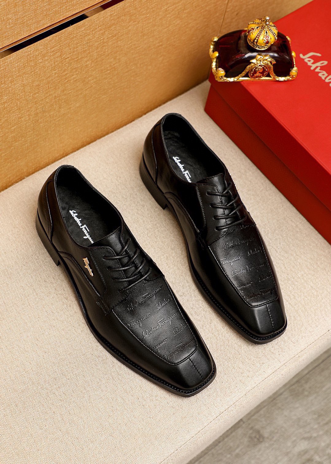 NO:829387,Product trademark Ferragamo 'Ferragamo' business leather shoes. Regular size: 38-44 (customized at 45.46) Product material selection: imported first-layer calfskin embossed upper + luxury hardware buckle, imported water-dyed cowhide lining. Strong three-dimensional visual effect, original combination outsole, 1 color available, ferragamo, ferragamo, cowhide19860909商品商标Ferragamo「 菲拉格慕」商务皮鞋 正码码数:38-44（45.46订制） 商品材料精选 进口头层小牛皮压花鞋面+奢华五金扣,进口水染牛皮内里.强烈立体视觉效果,原版组合大底 颜 色1色可选,,ferragamo,ferragamo,cowhide,Men's shoes