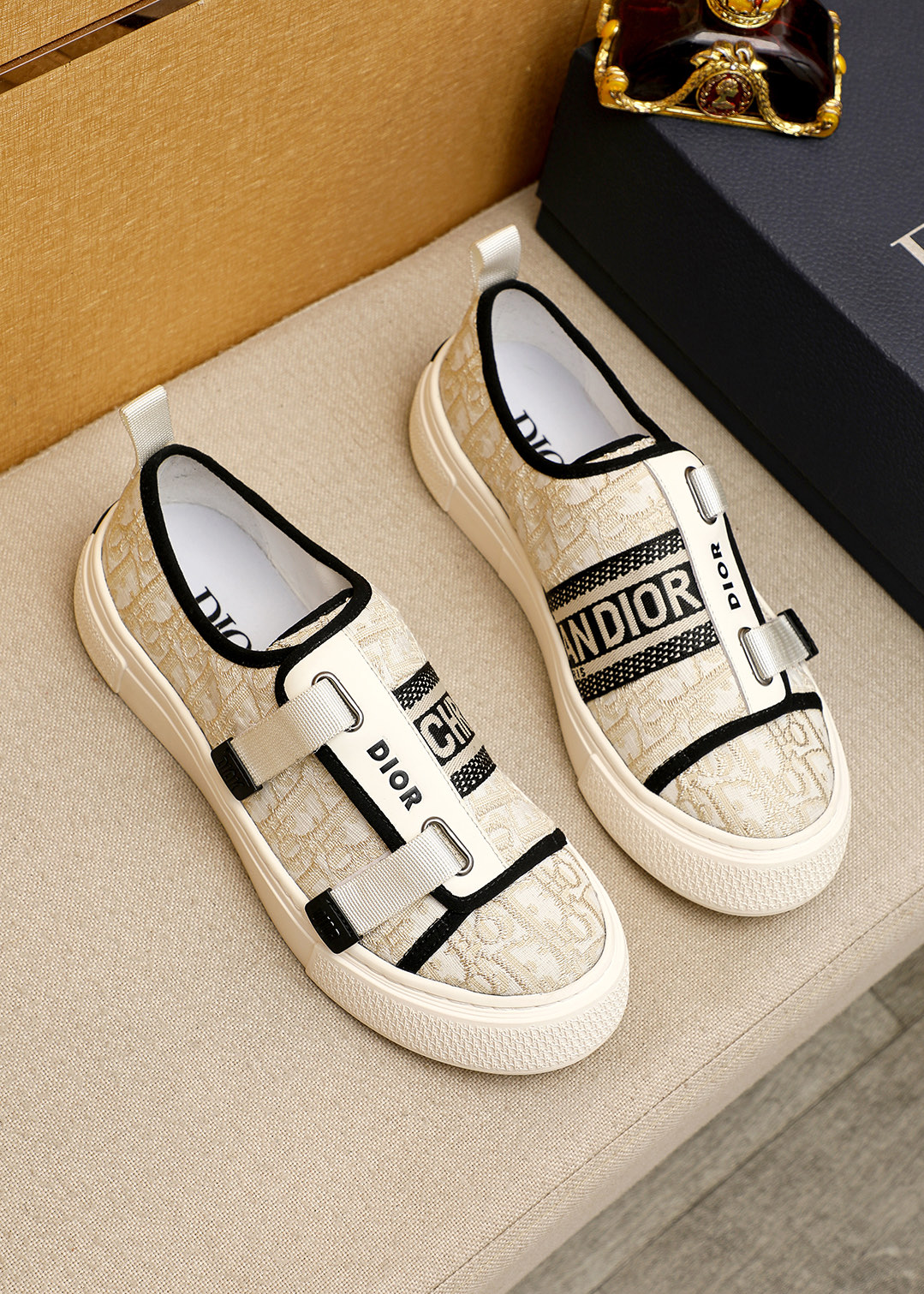 NO:829254,Product trademark Dior 'Dior' casual sneakers, correct size: 39-44 (45 customized) Product materials are selected from classic woven stitching cowhide upper, cowhide insole, original rubber outsole, 2 colors available, dior, dior, cowhide19860909商品商标Dior「 迪奥 」休闲板鞋 正码码数:39-44（45订做） 商品材料精选经典织花拼接牛皮鞋面,牛皮鞋垫 ,原版橡胶大底 颜色2色可选,,dior,dior,cowhide,Men's shoes