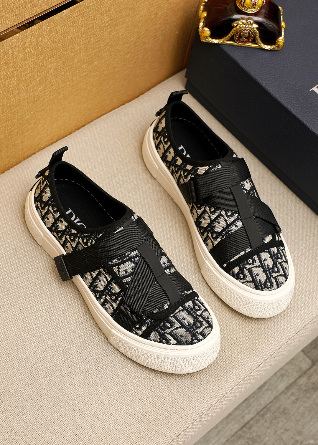 NO:829263,Product trademark Dior 'Dior' casual sneakers, correct size: 39-44 (45 customized) Product materials are selected from classic woven upper, leather lining, cowhide insole, original rubber outsole, 2 colors available, dior, dior, cowhide19860909商品商标Dior「 迪奥 」休闲板鞋 正码码数:39-44（45订做） 商品材料精选经典织花鞋面,皮内里 ,牛皮鞋垫 ,原版橡胶大底 颜色2色可选,,dior,dior,cowhide,Men's shoes