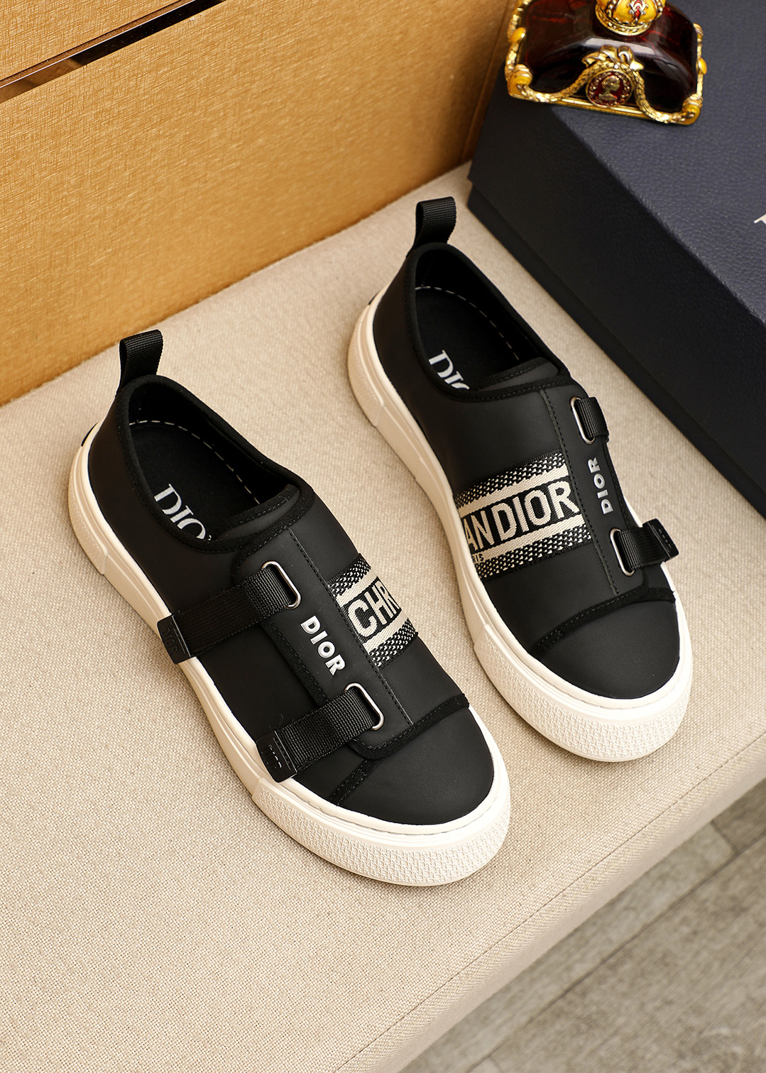 NO:829272,Product trademark Dior 'Dior' casual sneakers, correct size: 39-44 (45 customized) Product materials are selected from high-quality cowhide upper, leather lining, cowhide insole, original rubber outsole, 2 colors available, dior, dior, cowhide19860909商品商标Dior「 迪奥 」休闲板鞋 正码码数:39-44（45订做） 商品材料精选优质牛皮鞋面,皮内里,牛皮鞋垫 ,原版橡胶大底 颜色2色可选,,dior,dior,cowhide,Men's shoes