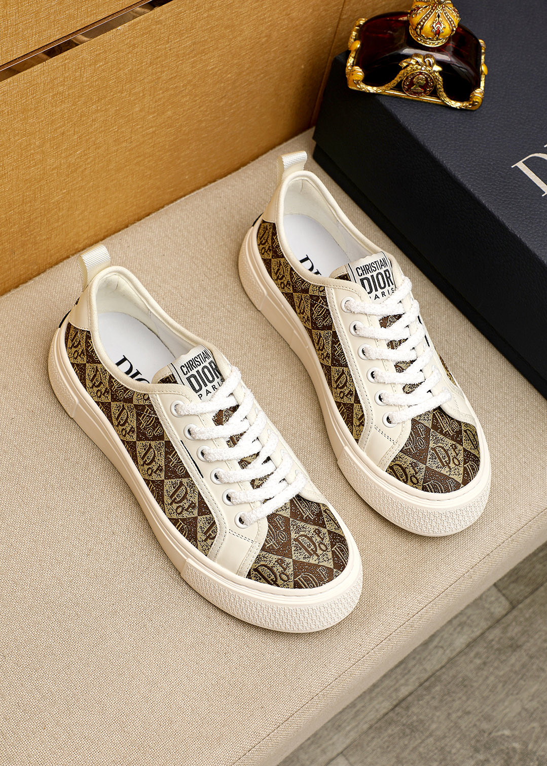 NO:829281,Product trademark Dior 'Dior' casual sneakers. Regular size: 39-44 (45 customized) Product materials are selected from classic woven stitching cowhide upper, leather lining, cowhide insole, original rubber outsole. Color: 3 colors available, dior, dior, cowhide19860909商品商标Dior「 迪奥 」休闲板鞋 正码码数:39-44（45订做） 商品材料精选经典织花拼接牛皮鞋面,皮内里,牛皮鞋垫,原版橡胶大底 颜色3色可选,,dior,dior,cowhide,Men's shoes