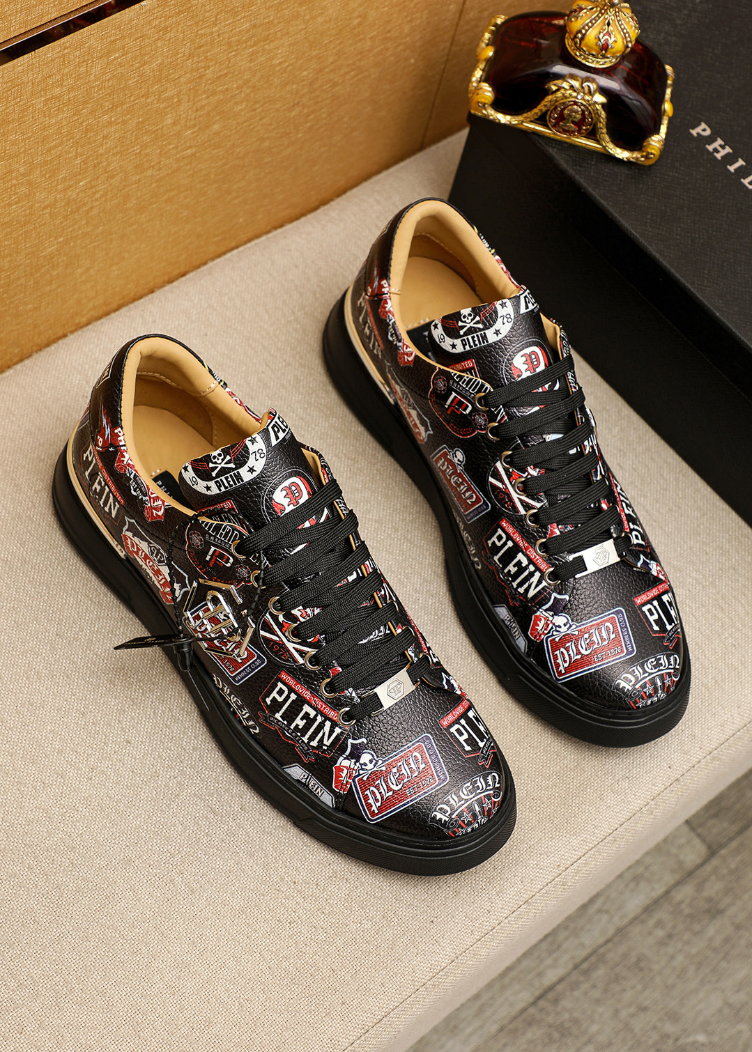NO:829288,Product trademark PHILIPP PLEIN 'Philip Plein' casual shoes. Regular size: 39-44 (customized in 45). Product material: selected printed pebbled cowhide upper, leather lining, original outsole. Color: 2 colors optional, PHILIPP PLEIN, cowhide19860909商品商标PHILIPP PLEIN「 菲利普-普莱茵」休闲鞋 正码码数:39-44（45订做) 商品材料精选印花荔纹牛皮鞋面 ,皮内里,原版大底 颜色2色可选,,PHILIPP PLEIN,cowhide,Men's shoes