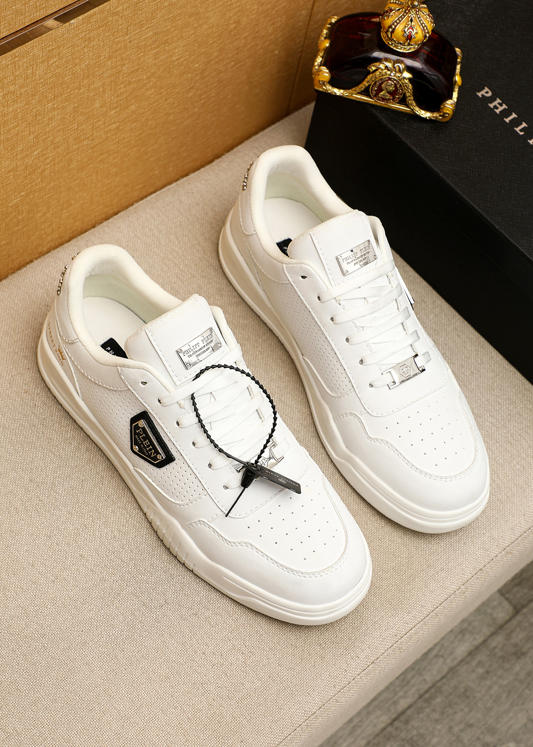 NO:829299,Product trademark PHILIPP PLEIN 'Philip Plein' casual shoes. Regular size: 40-44 (customized at 45.46). Product materials are selected from high-quality cowhide stitching and hollowed cowhide upper, breathable mesh lining, rubber outsole. Color 4 colors available,,PHILIPP PLEIN,cowhide19860909商品商标PHILIPP PLEIN「 菲利普-普莱茵」休闲鞋 正码码数:40-44（45.46订做) 商品材料精选优质牛皮拼接镂空牛皮鞋面,透气网布内里,橡胶大底 颜色4色可选,,PHILIPP PLEIN,cowhide,Men's shoes