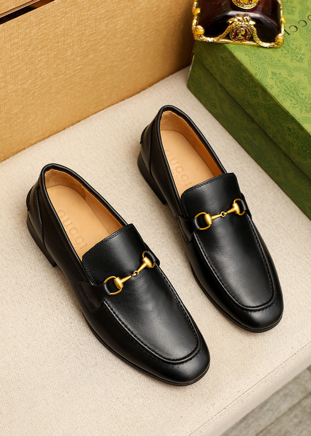 NO:829328,The product trademark is GUCCI 'Gucci' casual leather shoes. The correct size is: 38-44 (customized in 45). The product material is selected from high-quality calfskin upper, cowhide lining, and original rubber outsole. There are 4 colors to choose from, gucci, gucci, and cowhide.19860909商品商标GUCCI 「 古驰」休闲皮鞋 正码码数: 38-44（45订做） 商品材料精选优质小牛皮鞋面,牛皮内里,原版橡胶大底 颜色4色可选,,gucci,gucci,cowhide,Men's shoes