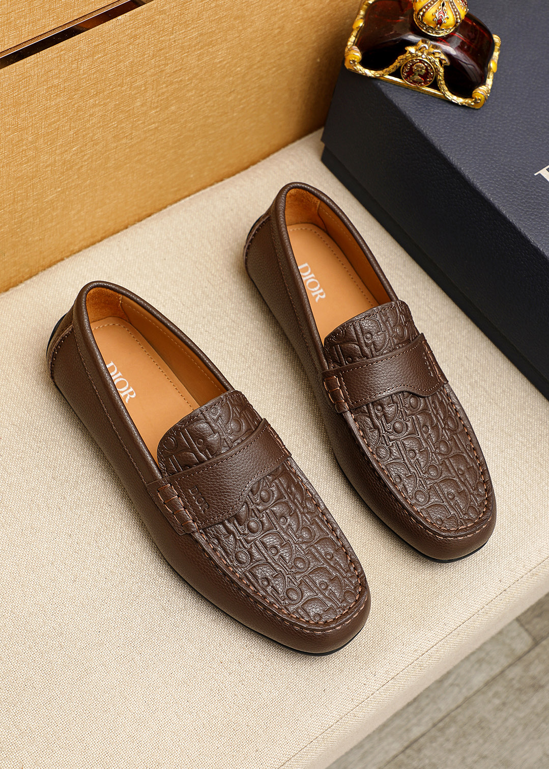 NO:830303,Product trademark Dior 'Dior' casual slip-on men's shoes. Regular size: 39-44 (customized at 38.45). Product materials are selected from high-quality embossed cowhide upper, water-dyed cowhide lining, rubber non-slip outsole. 3 colors available, dior, dior, cowhide19860909商品商标Dior「 迪奥 」休闲套脚男鞋 正码码数:39-44（38.45订做） 商品材料精选优质压花牛皮鞋面,水染牛皮内里 ,橡胶防滑大底 颜色3色可选,,dior,dior,cowhide,Men's shoes