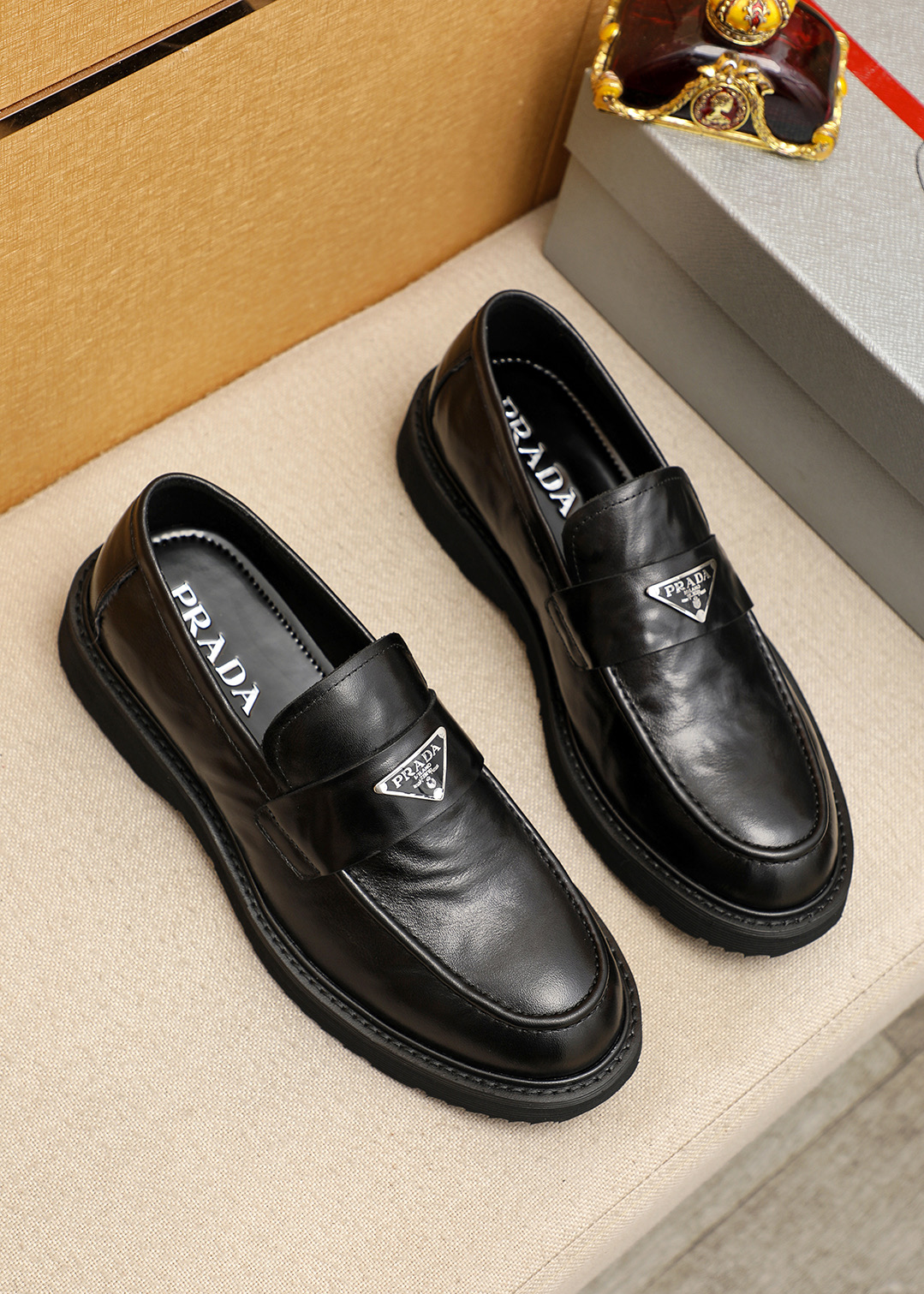 NO:830333,Product trademark PRADA 'Prada' casual leather shoes. Regular size: 38-44 (45 customized) Product material selection: calfskin upper, cowhide lining, original rubber outsole. Colors: 3 colors available, prada, prada, cowhide19860909商品商标PRADA「 普拉达 」休闲皮鞋 正码码数:38-44（45订做） 商品材料精选 小牛皮鞋面,牛皮内里,原版橡胶大底 颜色3色可选,,prada,prada,cowhide,Men's shoes