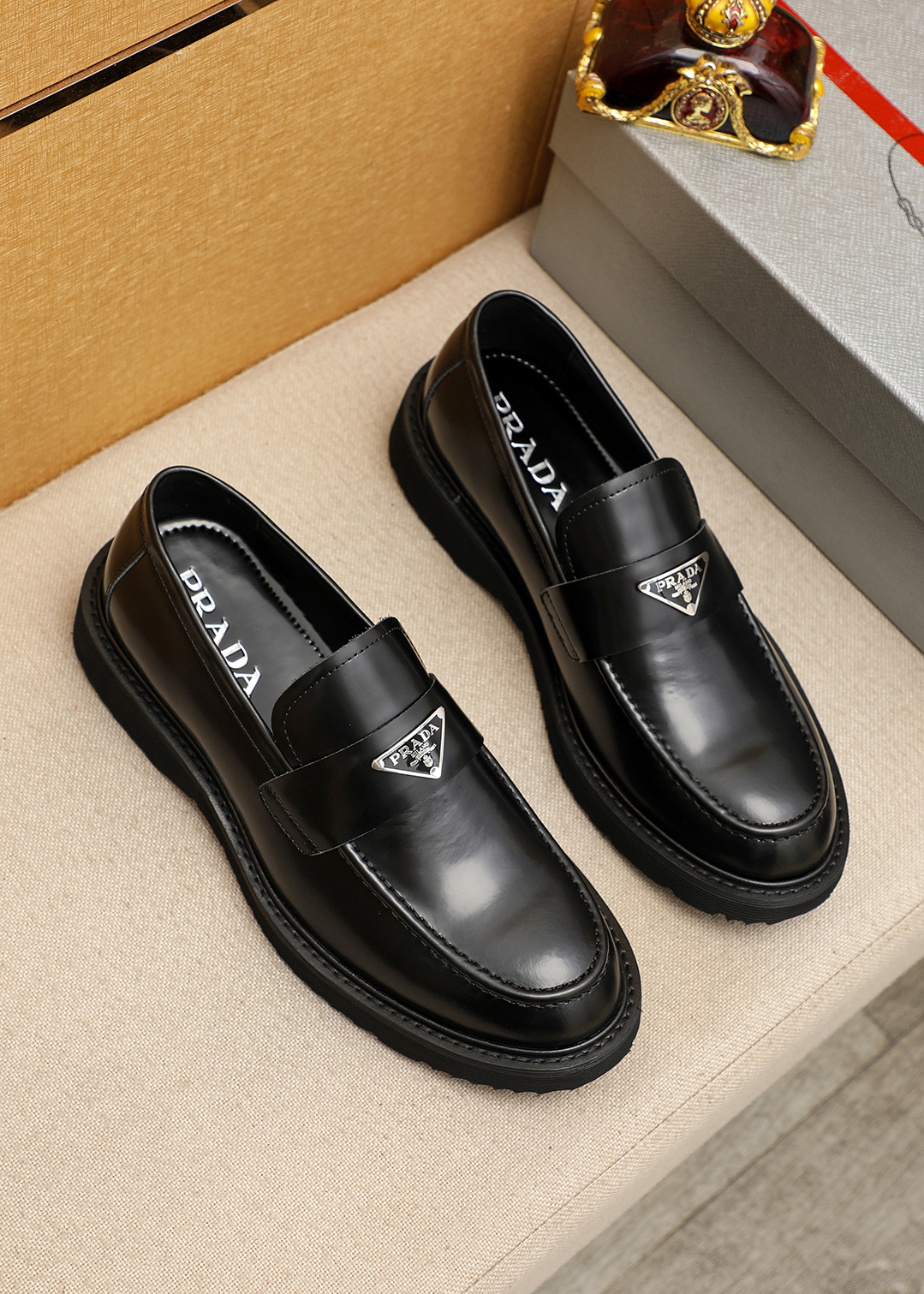 NO:830341,Product trademark PRADA 'Prada' casual leather shoes, correct size: 38-44 (45 customized) Product material selection: imported first-layer open-edge beaded cowhide upper, imported water-dyed cowhide lining. Strong three-dimensional visual effect, original outsole color 3 colors available, prada, prada, cowhide19860909商品商标PRADA「 普拉达」休闲皮鞋 正码码数:38-44(45订制) 商品材料精选 进口头层开边珠牛皮鞋面,进口水染牛皮内里.强烈立体视觉效果,原版大底 颜 色3色可选,,prada,prada,cowhide,Men's shoes