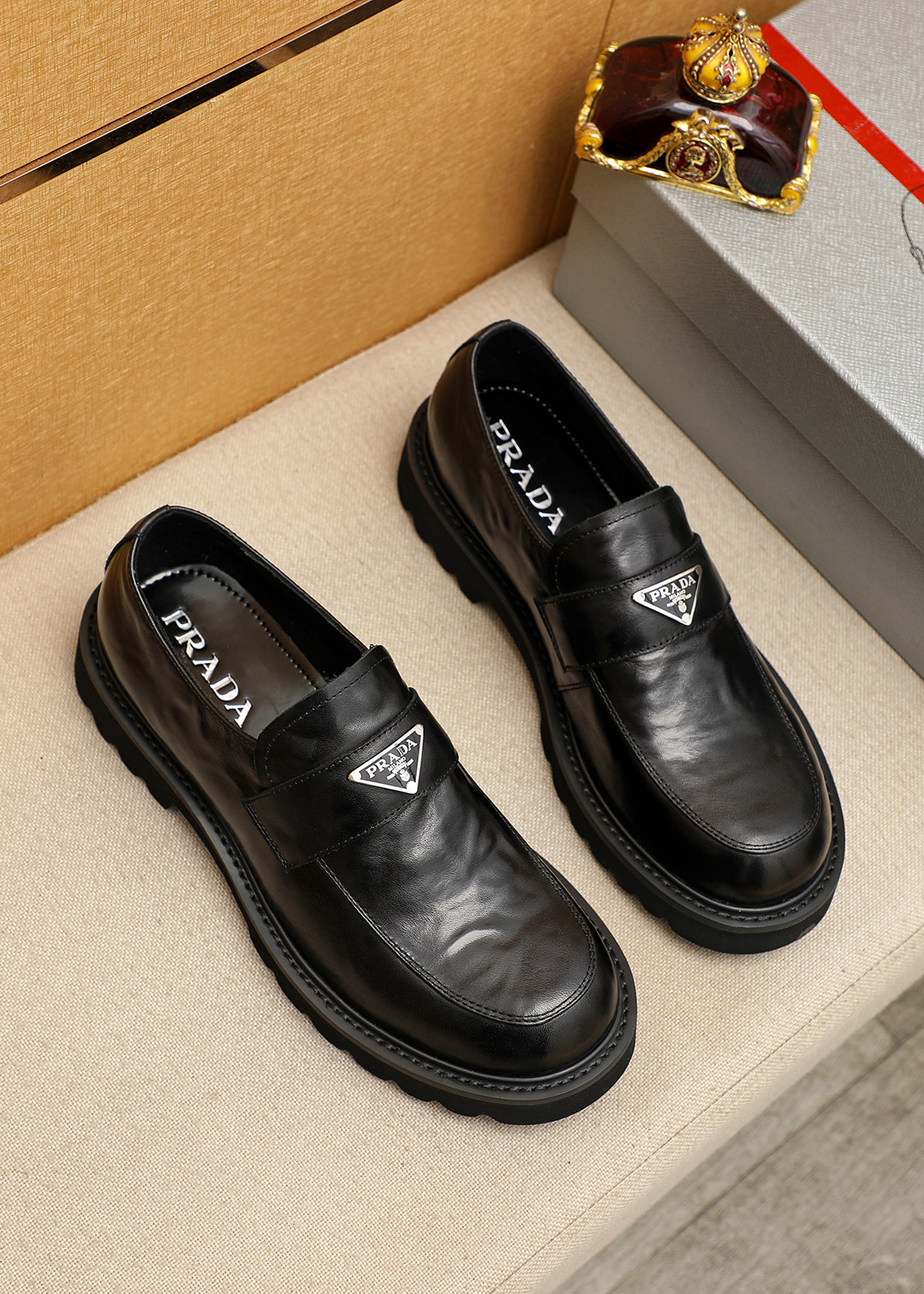 NO:830351,Product trademark PRADA 'Prada' casual leather shoes, correct size: 38-44 (45 customized) Product material selection: imported first-layer calfskin upper, imported water-dyed cowhide lining. Strong three-dimensional visual effect, original outsole, 3 colors available, prada, prada, cowhide19860909商品商标PRADA「 普拉达」休闲皮鞋 正码码数:38-44(45订制) 商品材料精选 进口头层小牛皮鞋面,进口水染牛皮内里.强烈立体视觉效果,原版大底 颜 色3色可选,,prada,prada,cowhide,Men's shoes