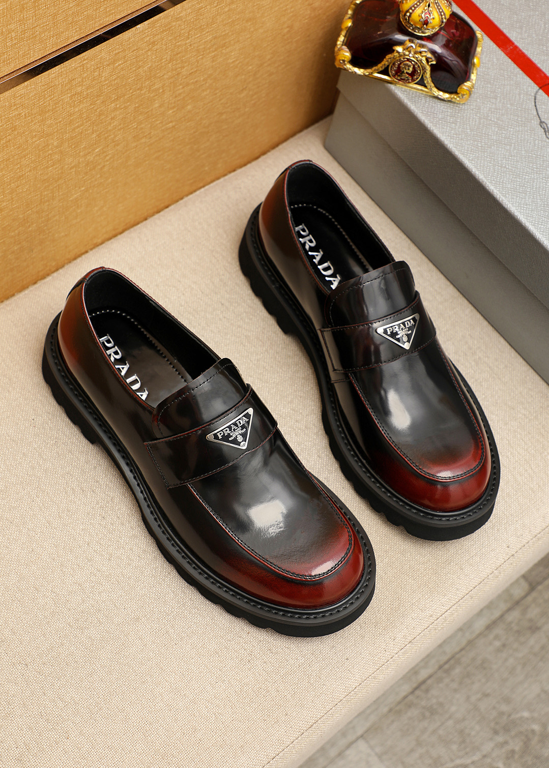 NO:830361,Product trademark PRADA 'Prada' casual leather shoes, correct size: 38-44 (45 customized) Product material selection: imported first-layer open-edge beaded cowhide upper, imported water-dyed cowhide lining. Strong three-dimensional visual effect, original outsole color 3 colors available, prada, prada, cowhide19860909商品商标PRADA「 普拉达」休闲皮鞋 正码码数:38-44(45订制) 商品材料精选 进口头层开边珠牛皮鞋面,进口水染牛皮内里.强烈立体视觉效果,原版大底 颜 色3色可选,,prada,prada,cowhide,Men's shoes