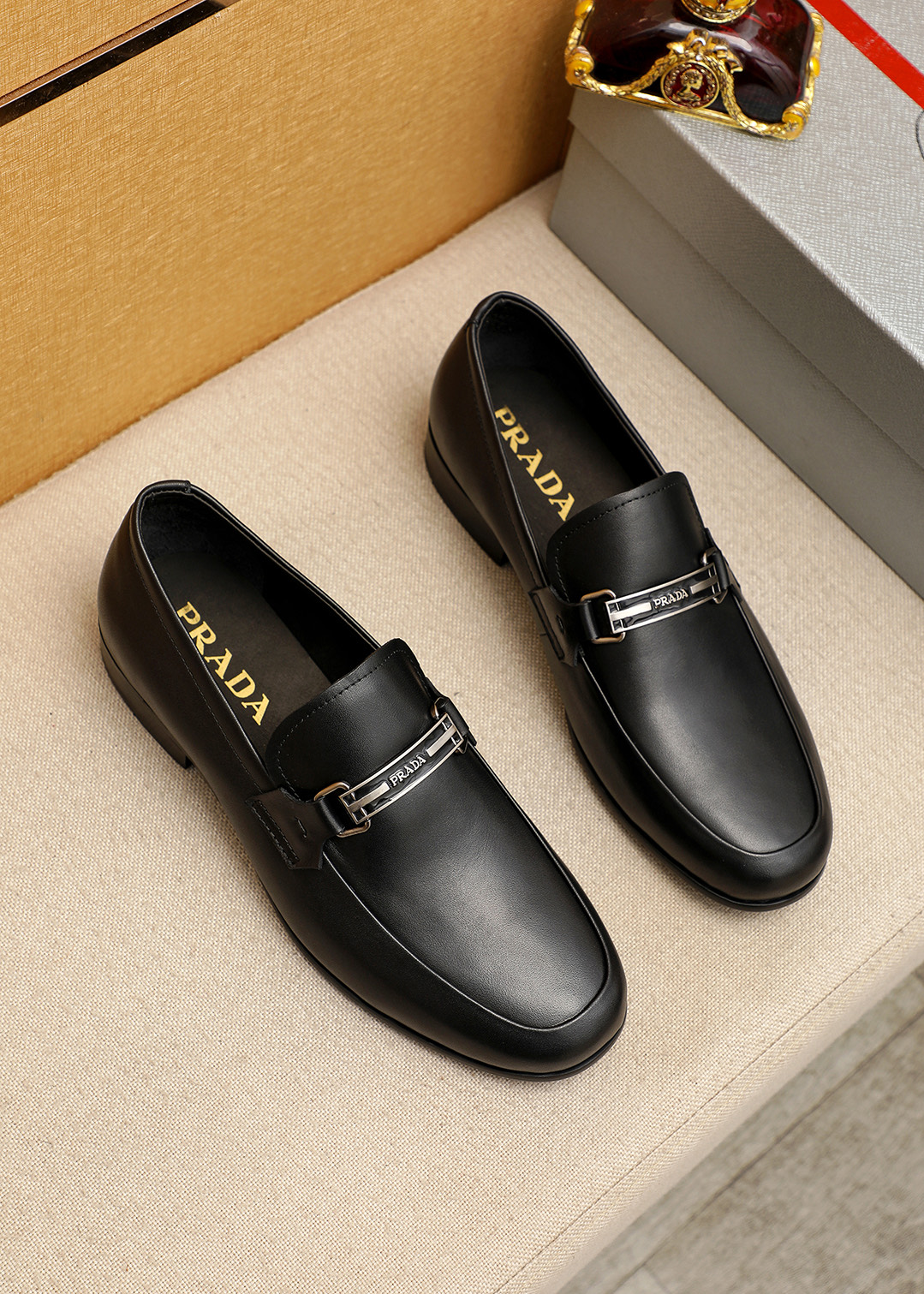 NO:830371,Product trademark PRADA 'Prada' casual leather shoes, correct size: 39-44 (customized at 38.45) Product material selection: imported first-layer calfskin upper, imported water-dyed cowhide lining. Strong three-dimensional visual effect, original outsole color 1 color optional, prada, prada, cowhide19860909商品商标PRADA「 普拉达」休闲皮鞋 正码码数:39-44(38.45订制) 商品材料精选 进口头层小牛皮鞋面,进口水染牛皮内里.强烈立体视觉效果,原版大底 颜 色1色可选,,prada,prada,cowhide,Men's shoes