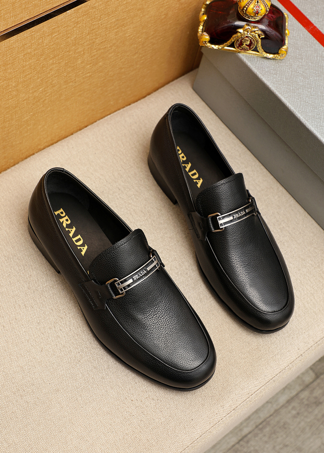 NO:830383,Product trademark PRADA 'Prada' casual leather shoes. Regular size: 39-44 (customized at 38.45). Selected product materials. Imported first-layer pebbled cowhide upper, imported water-dyed cowhide lining. Strong three-dimensional visual effect. Original outsole. 1 color available, prada, prada, cowhide19860909商品商标PRADA「 普拉达」休闲皮鞋 正码码数:39-44(38.45订制) 商品材料精选 进口头层荔枝纹牛皮鞋面,进口水染牛皮内里.强烈立体视觉效果,原版大底 颜 色1色可选,,prada,prada,cowhide,Men's shoes