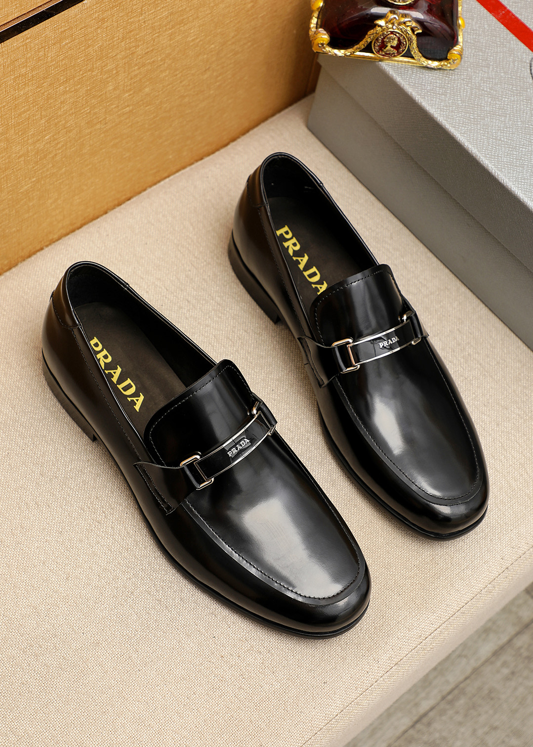 NO:830394,Product trademark PRADA 'Prada' casual leather shoes. Regular size: 39-44 (customized at 38.45) Product material selection: imported first-layer open-edge beaded cowhide upper, imported water-dyed cowhide lining. Strong three-dimensional visual effect, original outsole, 3 colors available, prada, prada, cowhide19860909商品商标PRADA「 普拉达」休闲皮鞋 正码码数:39-44(38.45订制) 商品材料精选 进口头层开边珠牛皮鞋面,进口水染牛皮内里.强烈立体视觉效果,原版大底 颜 色3色可选,,prada,prada,cowhide,Men's shoes