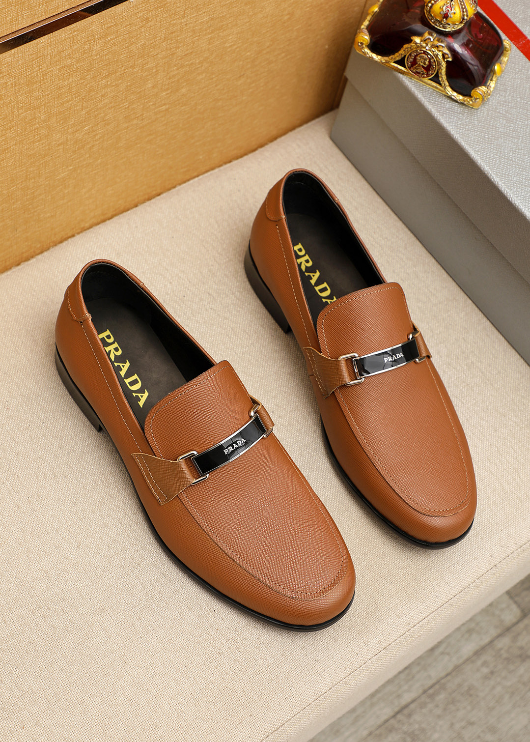 NO:830405,Product trademark PRADA 'Prada' casual leather shoes. Regular size: 39-44 (customized at 38.45) Product material selection: imported first-layer cross-grain cowhide upper, imported water-dyed cowhide lining. Strong three-dimensional visual effect, original outsole, 3 colors available, prada, prada, cowhide19860909商品商标PRADA「 普拉达」休闲皮鞋 正码码数:39-44(38.45订制) 商品材料精选 进口头层十字纹牛皮鞋面,进口水染牛皮内里.强烈立体视觉效果,原版大底 颜 色3色可选,,prada,prada,cowhide,Men's shoes
