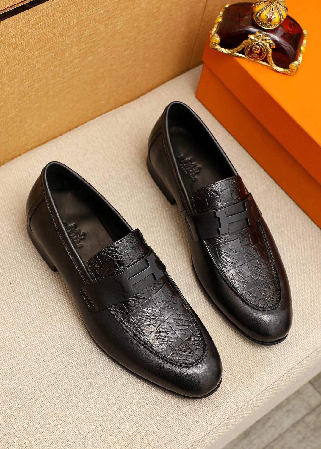 NO:830416,Product trademark HERMES 'Hermès' casual leather shoes. Regular size: 39-44 (customized at 38.45) Product material selection: imported first-layer embossed calfskin upper + classic hardware buckle, imported water-dyed cowhide lining. Strong three-dimensional visual effect, original outsole color 3 colors available, hermes, hermes, cowhide19860909商品商标HERMES「 爱马仕」休闲皮鞋 正码码数:39-44（38.45订制） 商品材料精选 进口头层压花小牛皮鞋面+经典五金扣,进口水染牛皮内里.强烈立体视觉效果,原版大底 颜 色3色可选,,hermes,hermes,cowhide,Men's shoes