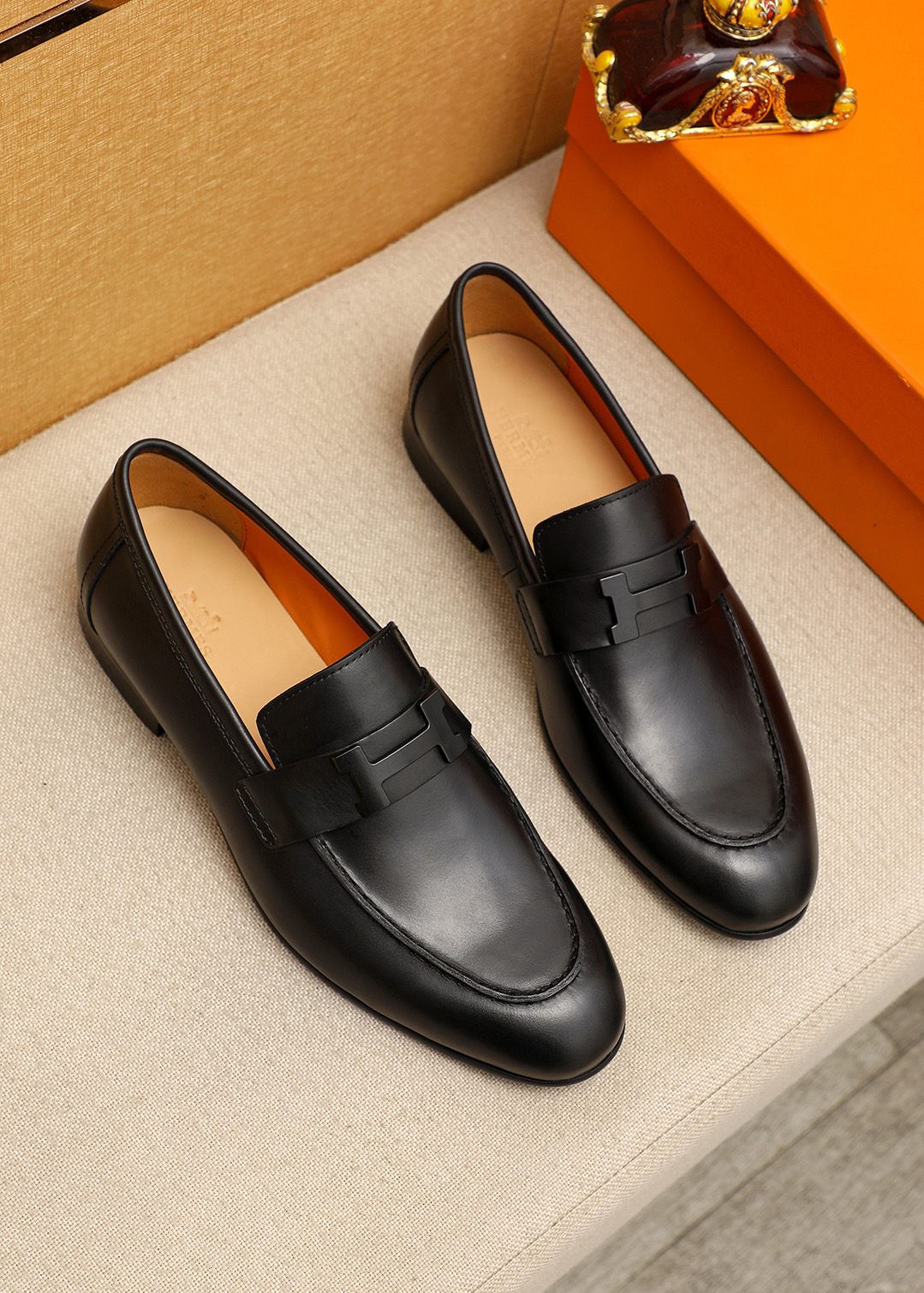NO:830425,Product trademark HERMES 'Hermès' casual leather shoes. Regular size: 39-44 (customized at 38.45) Product material selection: imported first-layer calfskin upper + classic hardware buckle, imported water-dyed cowhide lining. Strong three-dimensional visual effect, original outsole color 4 colors available, hermes, hermes, cowhide19860909商品商标HERMES「 爱马仕」休闲皮鞋 正码码数:39-44（38.45订制） 商品材料精选 进口头层小牛皮鞋面+经典五金扣,进口水染牛皮内里.强烈立体视觉效果,原版大底 颜 色4色可选,,hermes,hermes,cowhide,Men's shoes