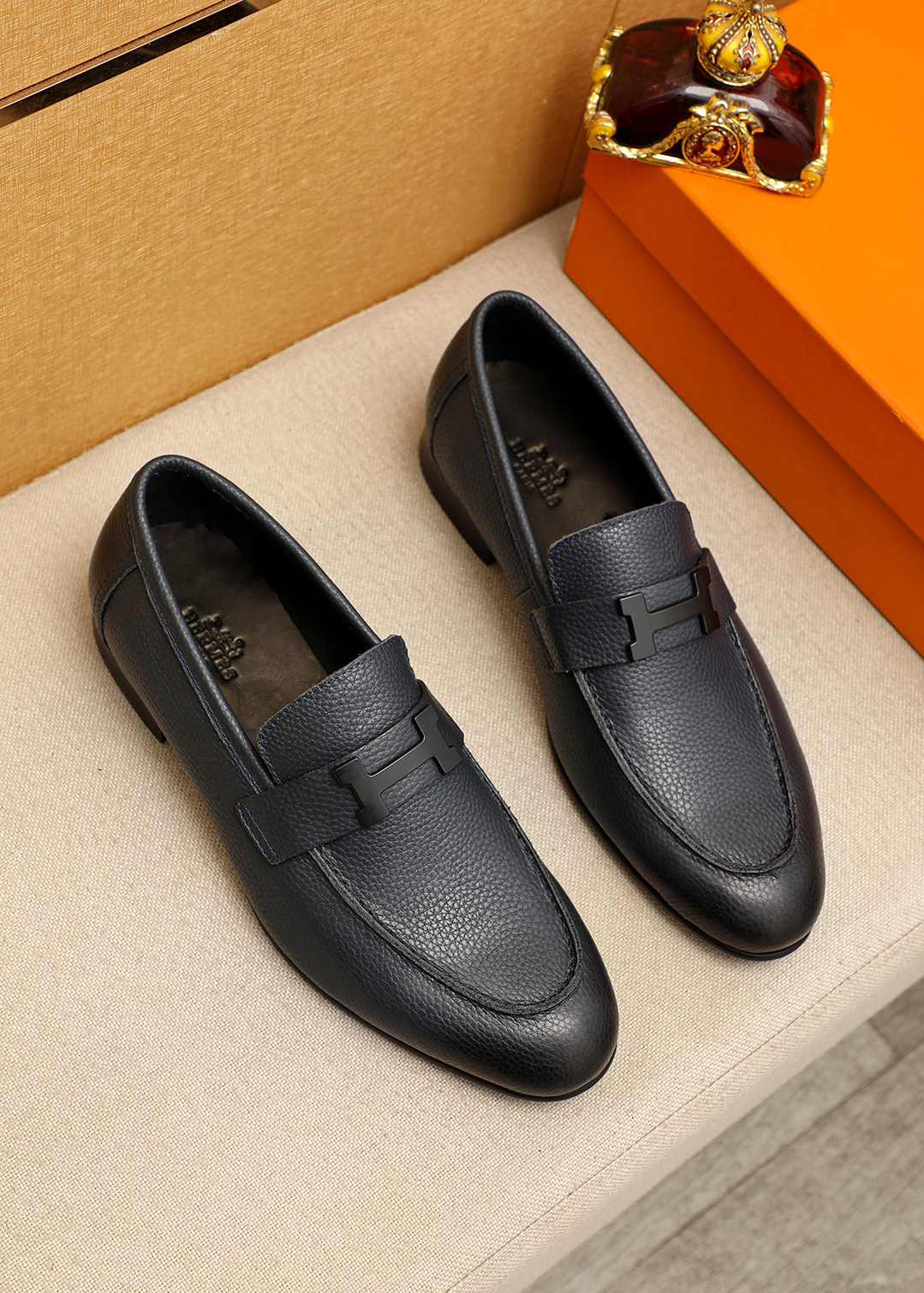 NO:830435,Product trademark HERMES 'Hermès' casual leather shoes. Regular size: 39-44 (customized at 38.45) Product material selection: imported first-layer pebbled cowhide leather upper + classic hardware buckle, imported water-dyed cowhide lining. Strong three-dimensional visual effect, original outsole color 4 colors available, hermes, hermes, cowhide19860909商品商标HERMES「 爱马仕」休闲皮鞋 正码码数:39-44（38.45订制） 商品材料精选 进口头层荔枝纹牛皮鞋面+经典五金扣,进口水染牛皮内里.强烈立体视觉效果,原版大底 颜 色4色可选,,hermes,hermes,cowhide,Men's shoes