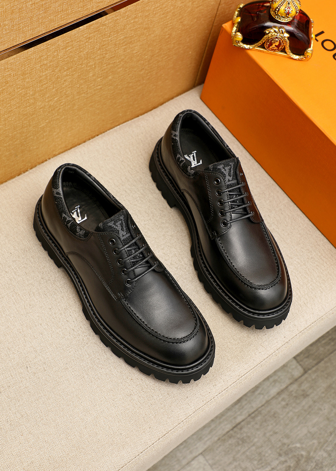 NO:830446,Original order [Louis Vuitton] Louis Vuitton's new style ~ fashionable business formal men's shoes, original quality, high-end boutique with exquisite details, imported Italian first-layer original calfskin upper, comfortable water-dyed cowhide lining, original outsole, comfortable to wear, classic craftsmanship, fine workmanship, worth owning, size 39-44 (customized at 38.45.46),, louis vuitton, louis vuitton, cowhide19860909原单【Louis Vuitton】路易威登 新款～时尚商务正装男鞋原单品质,高端精品细节精致考究,采用进口意大利头层原版小牛皮鞋面舒适的水染牛皮内里原版大底,穿着舒适工艺精典,做工精细,值得拥有 码数39-44（38.45.46订做),,louis vuitton,louis vuitton,cowhide,Men's shoes