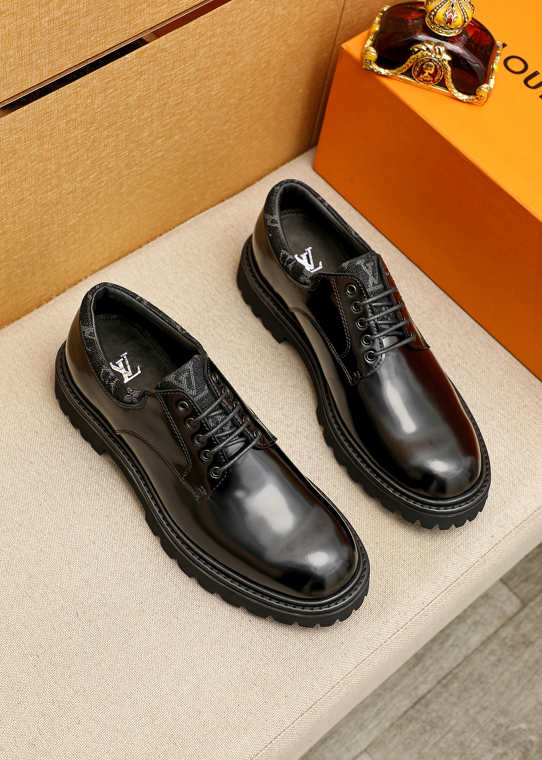 NO:830456,Original order [Louis Vuitton] Louis Vuitton's new style ~ fashionable business formal men's shoes original order quality, high-end boutique with exquisite details, imported Italian first-layer original open-edge beaded cowhide upper, comfortable water-dyed cowhide lining original outsole, comfortable to wear, classic craftsmanship, fine workmanship, worth owning Size 39-44 (customized at 38.45.46),, louis vuitton, louis vuitton, cowhide19860909原单【Louis Vuitton】路易威登 新款～时尚商务正装男鞋原单品质,高端精品细节精致考究,采用进口意大利头层原版开边珠牛皮鞋面舒适的水染牛皮内里原版大底,穿着舒适工艺精典,做工精细,值得拥有 码数39-44（38.45.46订做),,louis vuitton,louis vuitton,cowhide,Men's shoes