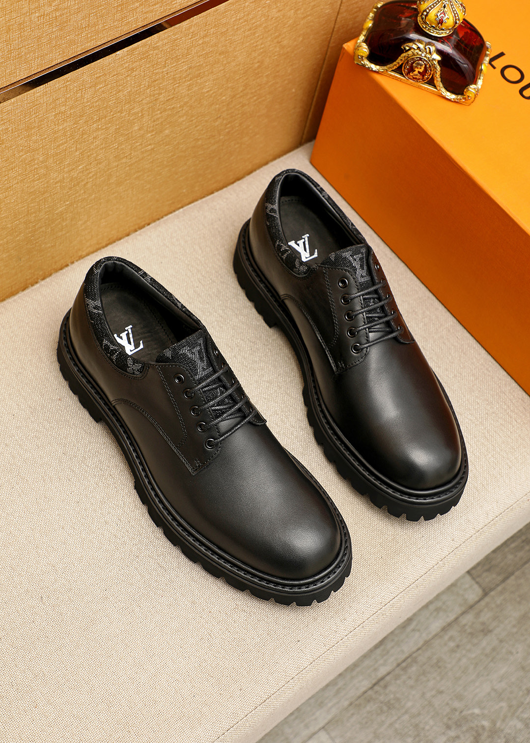 NO:830466,Original order [Louis Vuitton] Louis Vuitton's new style ~ fashionable business formal men's shoes, original quality, high-end boutique with exquisite details, imported Italian first-layer original calfskin upper, comfortable water-dyed cowhide lining, original outsole, comfortable to wear, classic craftsmanship, fine workmanship, worth owning, size 39-44 (customized at 38.45.46),, louis vuitton, louis vuitton, cowhide19860909原单【Louis Vuitton】路易威登 新款～时尚商务正装男鞋原单品质,高端精品细节精致考究,采用进口意大利头层原版小牛皮鞋面舒适的水染牛皮内里原版大底,穿着舒适工艺精典,做工精细,值得拥有 码数39-44（38.45.46订做),,louis vuitton,louis vuitton,cowhide,Men's shoes