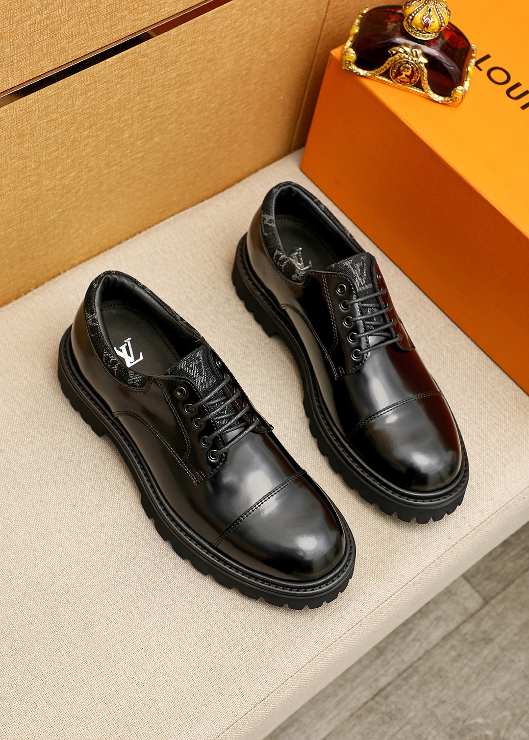 NO:830476,Original order [Louis Vuitton] Louis Vuitton's new style ~ fashionable business formal men's shoes original order quality, high-end boutique with exquisite details, imported Italian first-layer original open-edge beaded cowhide upper, comfortable water-dyed cowhide lining original outsole, comfortable to wear, classic craftsmanship, fine workmanship, worth owning Size 39-44 (customized at 38.45.46),, louis vuitton, louis vuitton, cowhide19860909原单【Louis Vuitton】路易威登 新款～时尚商务正装男鞋原单品质,高端精品细节精致考究,采用进口意大利头层原版开边珠牛皮鞋面舒适的水染牛皮内里原版大底,穿着舒适工艺精典,做工精细,值得拥有 码数39-44（38.45.46订做),,louis vuitton,louis vuitton,cowhide,Men's shoes