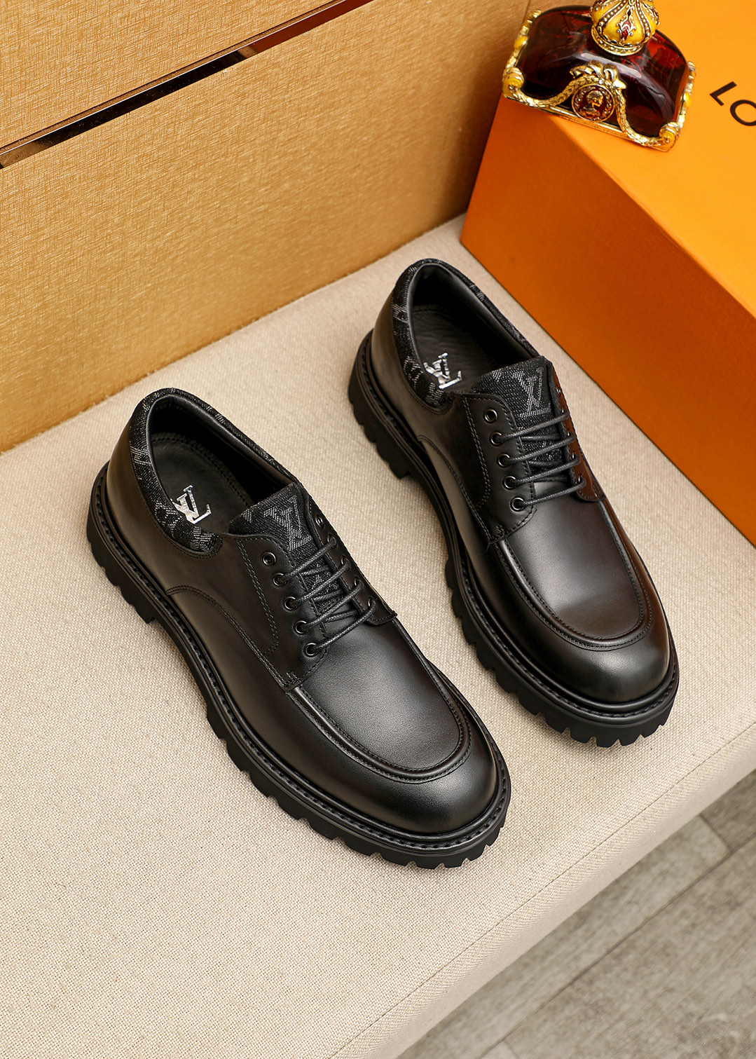 NO:830384,Original order [Louis Vuitton] Louis Vuitton's new style ~ fashionable business formal men's shoes, original quality, high-end boutique with exquisite details, imported Italian first-layer original calfskin upper, comfortable water-dyed cowhide lining, original outsole, comfortable to wear, classic craftsmanship, fine workmanship, worth owning, size 39-44 (customized at 38.45.46),, louis vuitton, louis vuitton, cowhide19860909原单【Louis Vuitton】路易威登 新款～时尚商务正装男鞋原单品质,高端精品细节精致考究,采用进口意大利头层原版小牛皮鞋面舒适的水染牛皮内里原版大底,穿着舒适工艺精典,做工精细,值得拥有 码数39-44（38.45.46订做),,louis vuitton,louis vuitton,cowhide,Men's shoes