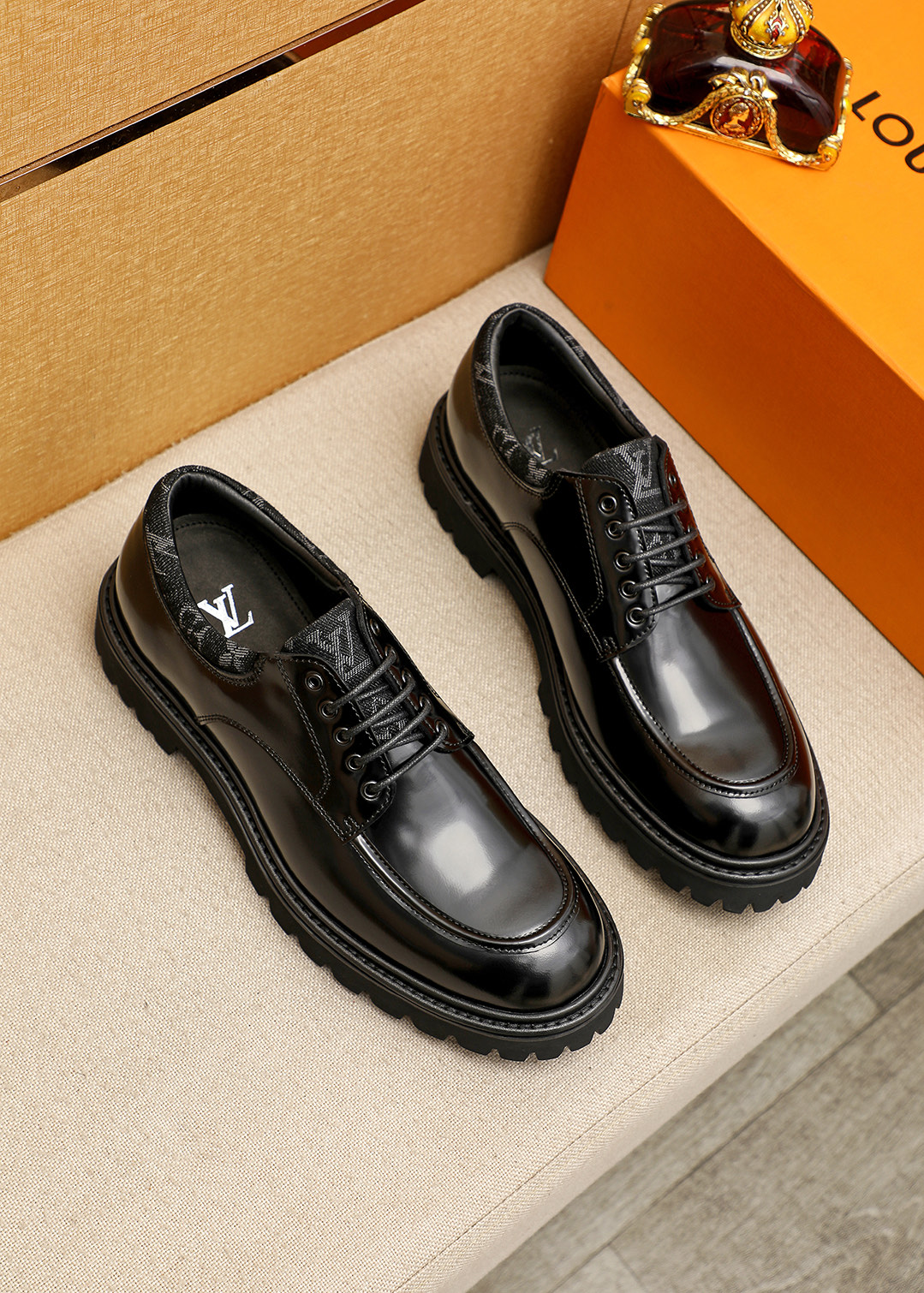 NO:830395,Original order [Louis Vuitton] Louis Vuitton's new style ~ fashionable business formal men's shoes original order quality, high-end boutique with exquisite details, imported Italian first-layer original open-edge beaded cowhide upper, comfortable water-dyed cowhide lining original outsole, comfortable to wear, classic craftsmanship, fine workmanship, worth owning Size 39-44 (customized at 38.45.46),, louis vuitton, louis vuitton, cowhide19860909原单【Louis Vuitton】路易威登 新款～时尚商务正装男鞋原单品质,高端精品细节精致考究,采用进口意大利头层原版开边珠牛皮鞋面舒适的水染牛皮内里原版大底,穿着舒适工艺精典,做工精细,值得拥有 码数39-44（38.45.46订做),,louis vuitton,louis vuitton,cowhide,Men's shoes
