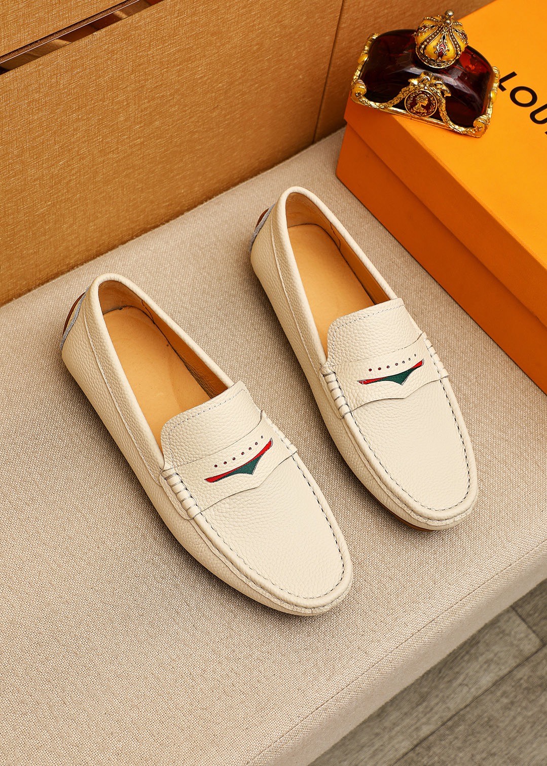 NO:830676,Product trademark LOUIS VUITTON 'Louis Vuitton' Peas Shoes Regular size: 38-44 (customized at 37.45.46) Selected product materials First layer of pebbled cowhide leather upper, imported pigskin lining. Strong three-dimensional visual effect, rubber outsole Colors available in 7 colors, louis vuitton, louis vuitton, cowhide19860909商品商标LOUIS VUITTON「 路易威登」豆豆鞋 正码码数:38-44（37.45.46订做） 商品材料精选 头层荔枝纹牛皮鞋面,进口猪皮内里.强烈立体视觉效果,橡胶大底 颜 色7色可选,,louis vuitton,louis vuitton,cowhide,Men's shoes