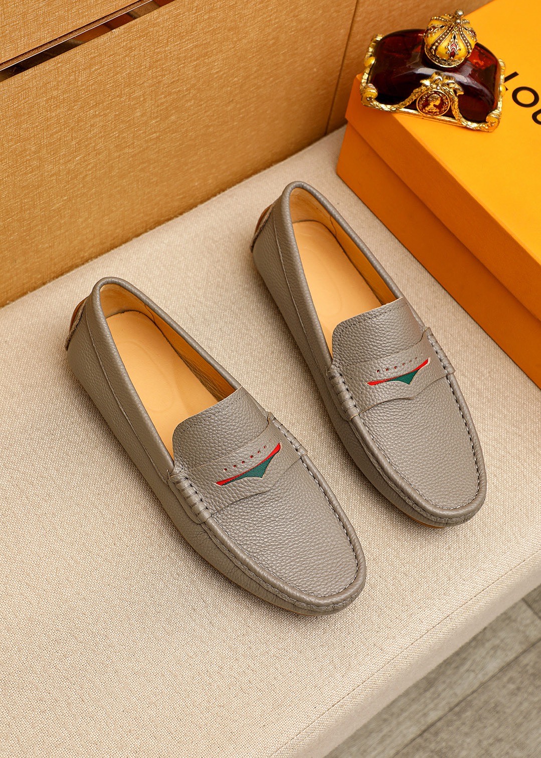 NO:830684,Product trademark LOUIS VUITTON 'Louis Vuitton' Peas Shoes Regular size: 38-44 (customized at 37.45.46) Selected product materials First layer pebbled cowhide leather upper imported pigskin lining. Strong three-dimensional visual effect, rubber outsole Colors available in 7 colors, louis vuitton, louis vuitton, cowhide19860909商品商标LOUIS VUITTON「 路易威登」豆豆鞋 正码码数:38-44（37.45.46订做） 商品材料精选 头层荔枝纹牛皮鞋面进口猪皮内里.强烈立体视觉效果,橡胶大底 颜 色7色可选,,louis vuitton,louis vuitton,cowhide,Men's shoes