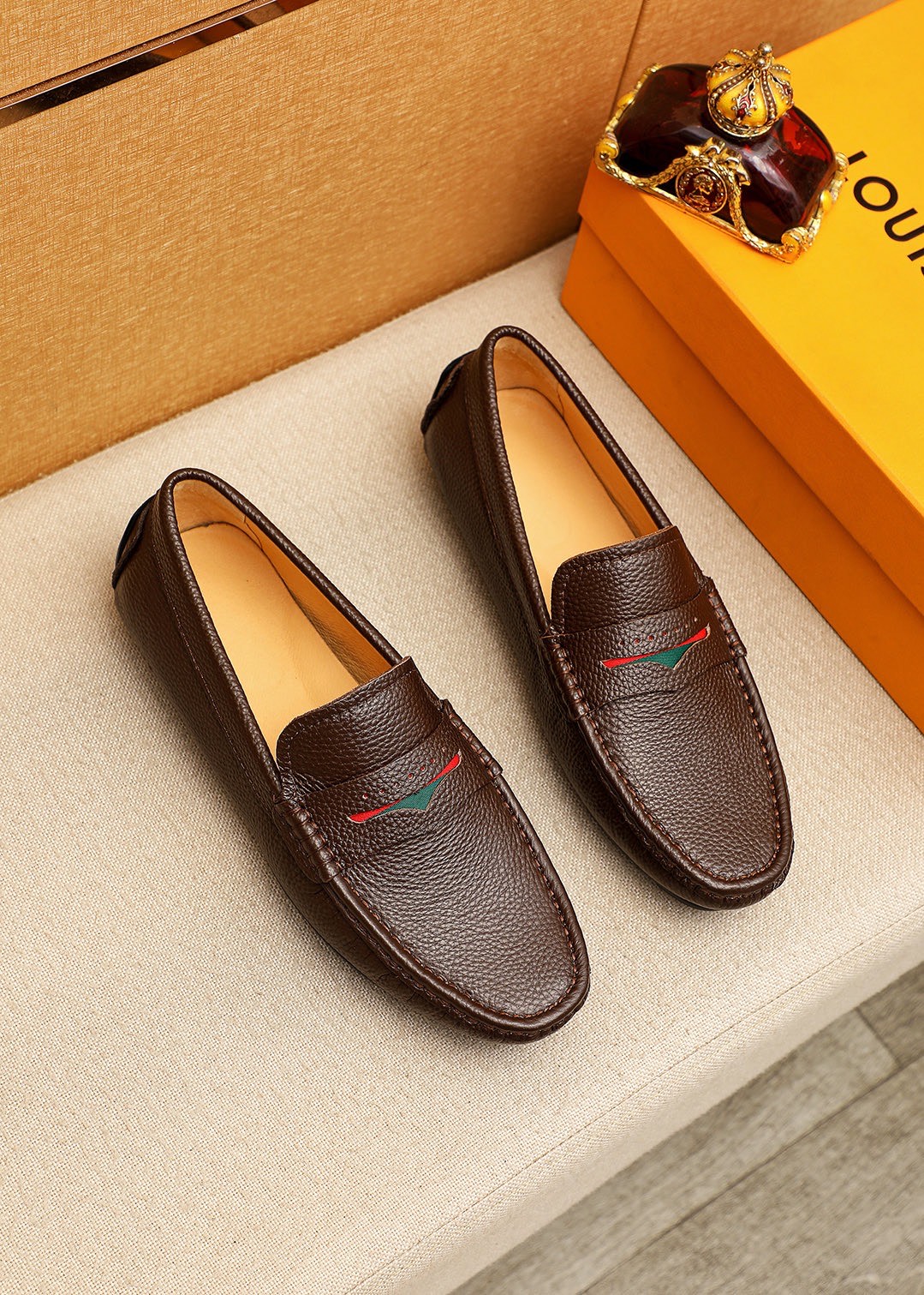 NO:830689,Product trademark LOUIS VUITTON 'Louis Vuitton' Peas Shoes Regular size: 38-44 (customized at 37.45.46) Selected product materials First layer of pebbled cowhide leather upper, imported pigskin lining. Strong three-dimensional visual effect, rubber outsole Colors available in 7 colors, louis vuitton, louis vuitton, cowhide19860909商品商标LOUIS VUITTON「 路易威登」豆豆鞋 正码码数:38-44（37.45.46订做） 商品材料精选 头层荔枝纹牛皮鞋面,进口猪皮内里.强烈立体视觉效果,橡胶大底 颜 色7色可选,,louis vuitton,louis vuitton,cowhide,Men's shoes