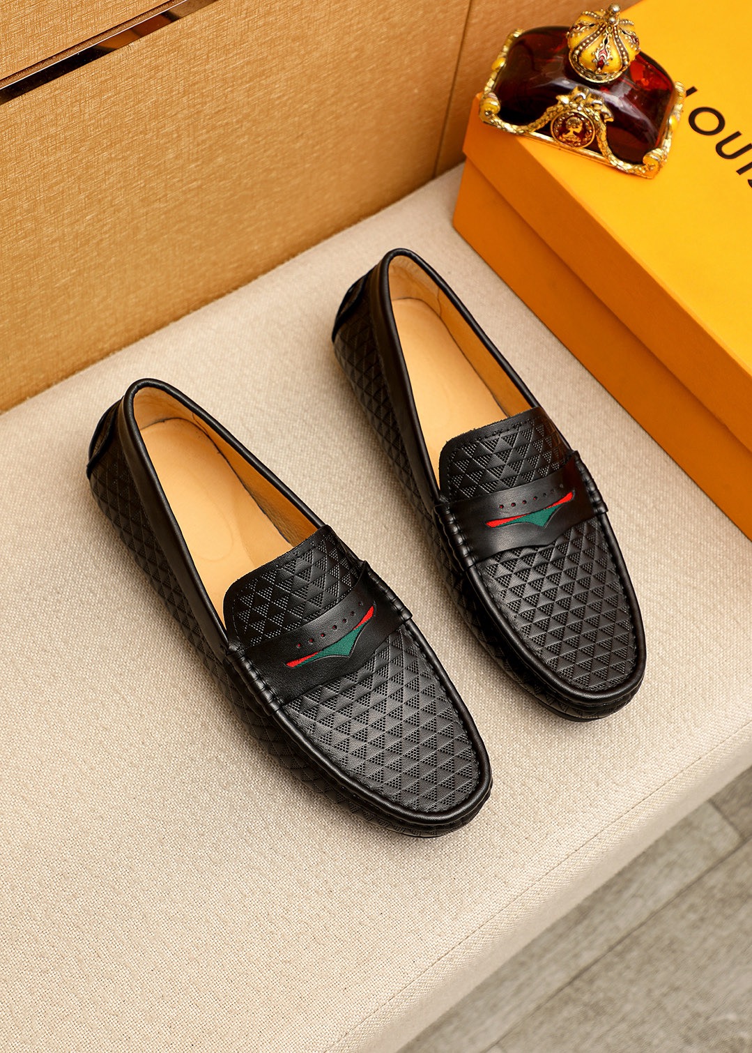 NO:830696,Product trademark LOUIS VUITTON 'Louis Vuitton' beanie shoes. Regular size: 38-44 (customized at 37.45.46) Product material selection: First-layer calfskin embossed upper, imported pigskin lining. Strong three-dimensional visual effect, rubber outsole. 2 colors available, louis vuitton, louis vuitton, cowhide19860909商品商标LOUIS VUITTON「 路易威登」豆豆鞋 正码码数:38-44（37.45.46订做） 商品材料精选 头层小牛皮压花鞋面,进口猪皮内里.强烈立体视觉效果,橡胶大底 颜 色2色可选,,louis vuitton,louis vuitton,cowhide,Men's shoes