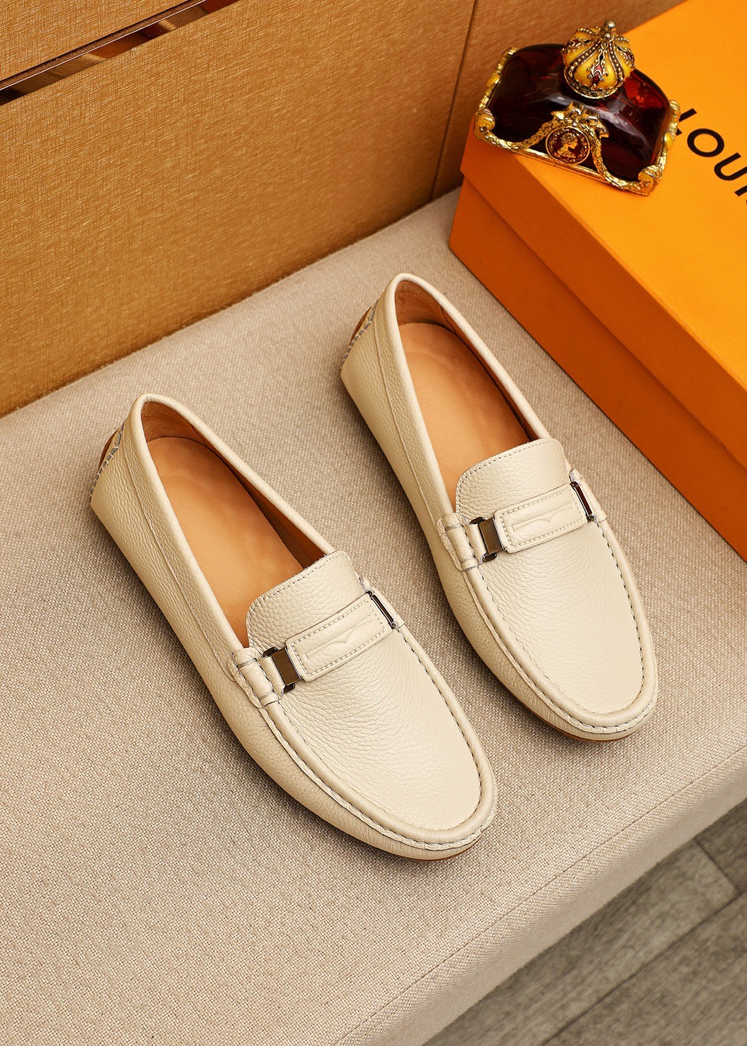 NO:830705,Product trademark LOUIS VUITTON 'Louis Vuitton' Peas Shoes Regular size: 38-44 (customized at 37.45.46) Selected product materials First layer pebbled embossed upper + luxury hardware buckle, imported pigskin lining. Strong three-dimensional visual effect, rubber outsole 3 colors available, louis vuitton, louis vuitton19860909商品商标LOUIS VUITTON「 路易威登」豆豆鞋 正码码数:38-44（37.45.46订做） 商品材料精选 头层荔枝纹压花鞋面+奢华五金扣,进口猪皮内里.强烈立体视觉效果,橡胶大底 颜 色3色可选,,louis vuitton,louis vuitton,Men's shoes