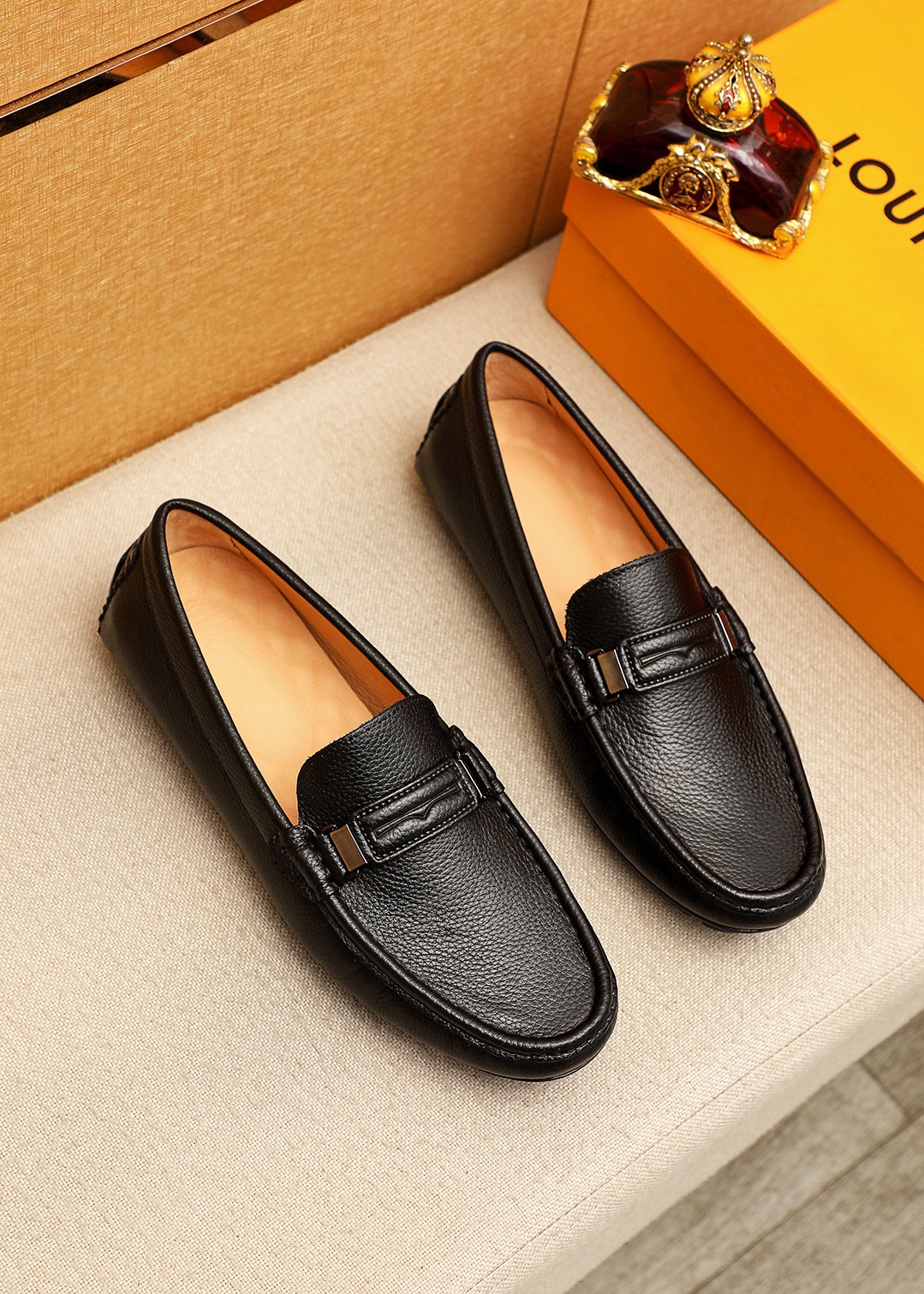 NO:830713,Product trademark LOUIS VUITTON 'Louis Vuitton' beanie shoes. Regular size: 38-44 (customized at 37.45.46) Product material selection: First layer of pebbled cowhide leather upper + luxury hardware buckle, imported pigskin lining. Strong three-dimensional visual effect, rubber outsole, 3 colors available, louis vuitton, louis vuitton, cowhide19860909商品商标LOUIS VUITTON「 路易威登」豆豆鞋 正码码数:38-44（37.45.46订做） 商品材料精选 头层荔枝纹牛皮鞋面+奢华五金扣,进口猪皮内里.强烈立体视觉效果,橡胶大底 颜 色3色可选,,louis vuitton,louis vuitton,cowhide,Men's shoes