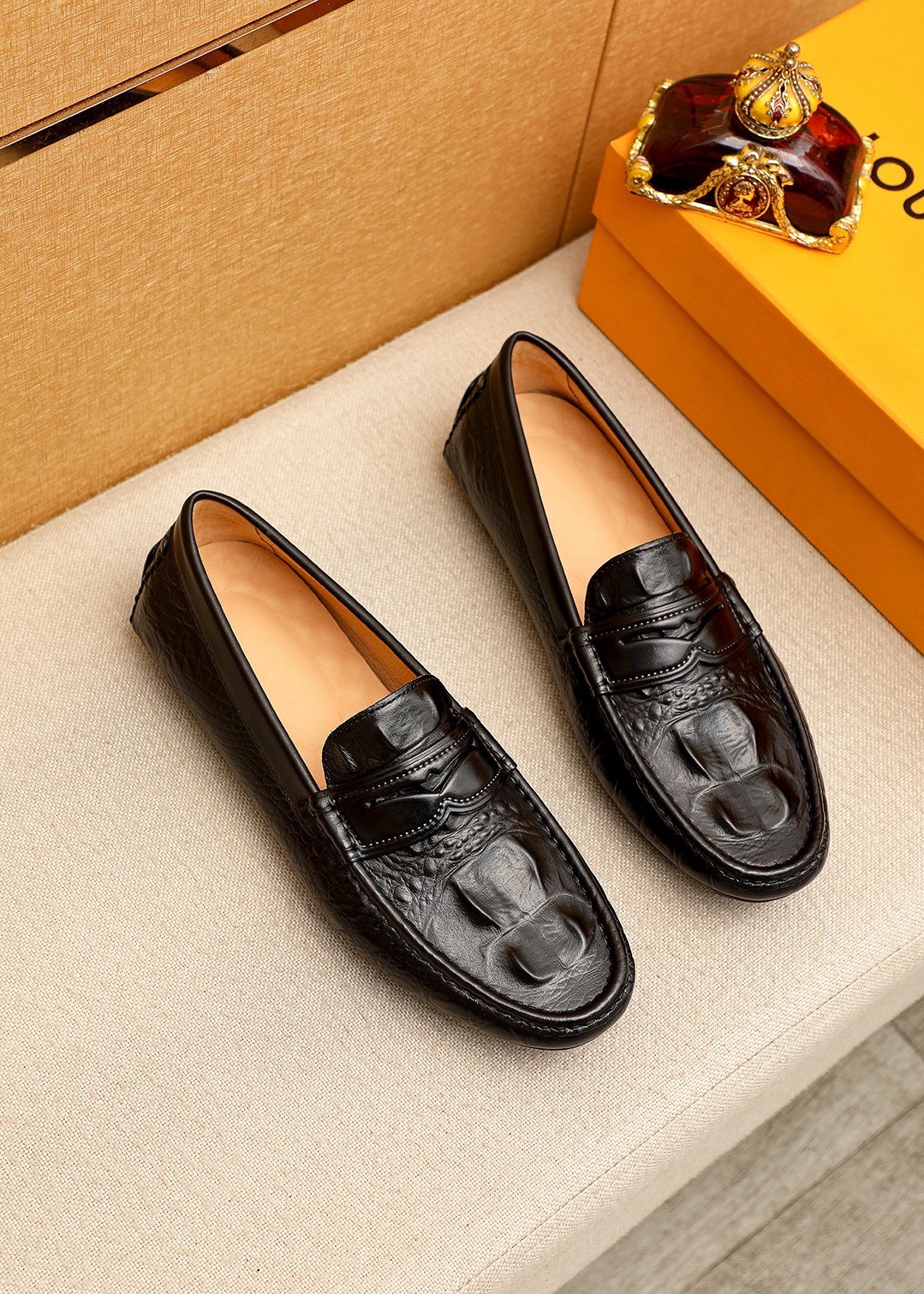 NO:830721,Product trademark LOUIS VUITTON 'Louis Vuitton' Peas Shoes Regular size: 38-44 (customized at 37.45.46) Selected product materials First-layer calfskin embossed upper + luxury hardware buckle, imported pigskin lining. Strong three-dimensional visual effect, rubber outsole 3 colors available, louis vuitton, louis vuitton, cowhide19860909商品商标LOUIS VUITTON「 路易威登」豆豆鞋 正码码数:38-44（37.45.46订做） 商品材料精选 头层小牛皮压花鞋面+奢华五金扣,进口猪皮内里.强烈立体视觉效果,橡胶大底 颜 色3色可选,,louis vuitton,louis vuitton,cowhide,Men's shoes