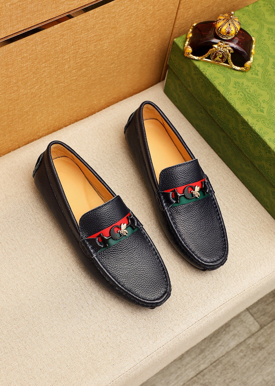 NO:830731,Product trademark GUCCI 'Gucci' beanie shoes. Regular size: 38-44 (customized at 37.45.46) Product material selection: imported first-layer pebbled cowhide leather upper + luxury hardware buckle imported pigskin lining. Strong three-dimensional visual effect, rubber outsole, 7 colors available, gucci, gucci, cowhide19860909商品商标GUCCI「 古驰」豆豆鞋 正码码数:38-44（37.45.46订制） 商品材料精选 进口头层荔枝纹牛皮鞋面+奢华五金扣进口猪皮内里.强烈立体视觉效果,橡胶大底 颜 色7色可选,,gucci,gucci,cowhide,Men's shoes