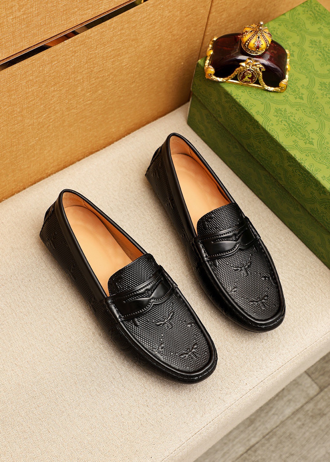 NO:830740,Product trademark GUCCI 'Gucci' beanie shoes. Regular size: 38-44 (customized at 37.45.46). Selected product materials. Imported first-layer calfskin embossed upper, imported pigskin lining. Strong three-dimensional visual effect. Rubber outsole. 3 colors available, gucci, gucci, cowhide.19860909商品商标GUCCI「 古驰」豆豆鞋 正码码数:38-44（37.45.46订制） 商品材料精选 进口头层小牛皮压花鞋面,进口猪皮内里.强烈立体视觉效果,橡胶大底 颜 色3色可选,,gucci,gucci,cowhide,Men's shoes
