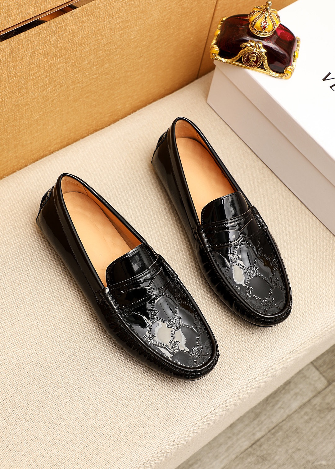 NO:830752,Product trademark VERSACE 'Versace' beanie shoes, correct size: 38-44 (customized at 37.45.46) Product material selection: imported first-layer open-edge beaded cowhide embossed upper, imported pigskin lining. Strong three-dimensional visual effect, rubber outsole, 4 colors available, versace, versace, cowhide19860909商品商标VERSACE「范思哲」豆豆鞋 正码码数:38-44 (37.45.46订制) 商品材料精选 进口头层开边珠牛皮压花鞋面,进口猪皮内里.强烈立体视觉效果,橡胶大底 颜 色4色可选,,versace,versace,cowhide,Men's shoes