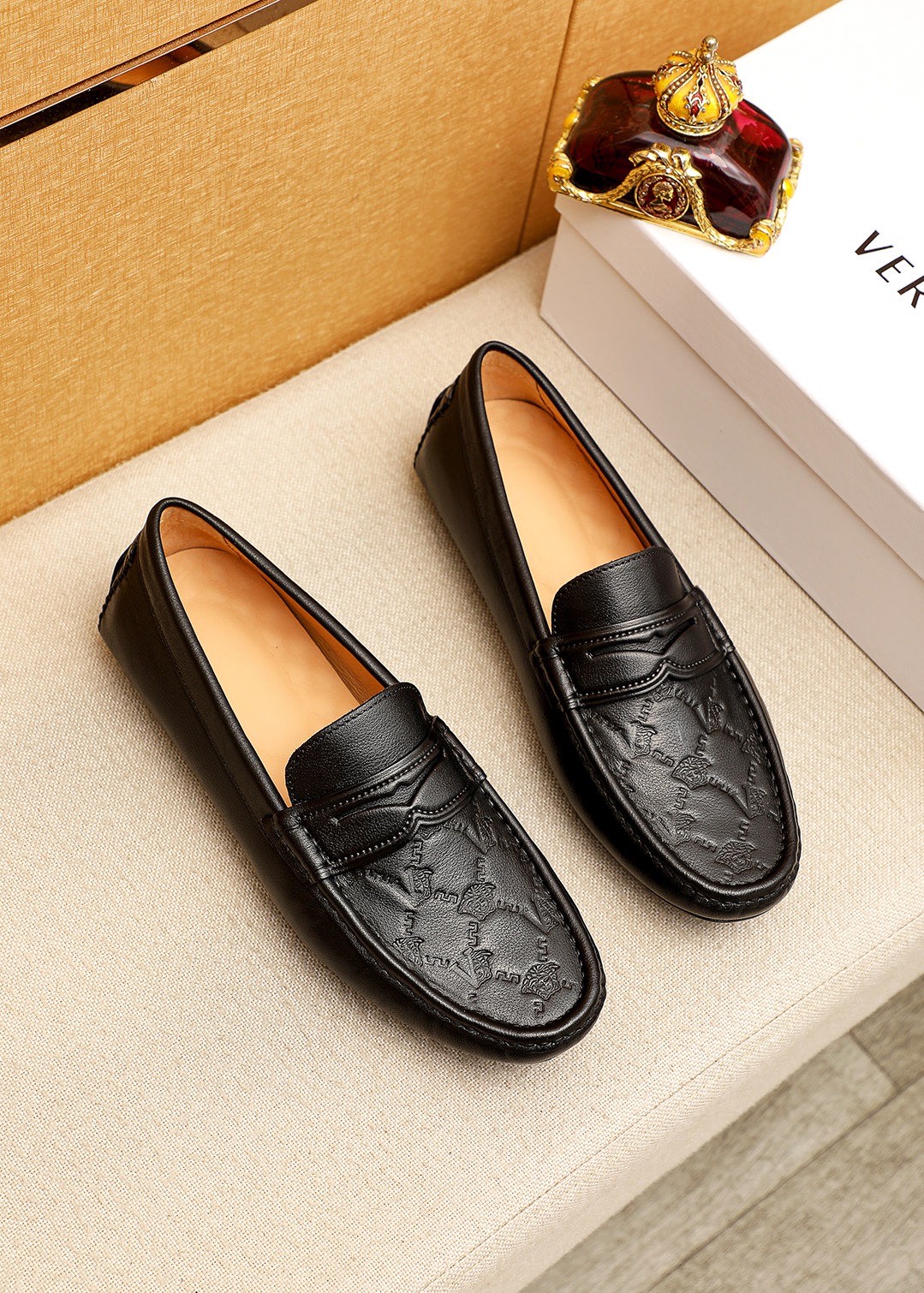 NO:830761,Product trademark VERSACE 'Versace' beanie shoes. Regular size: 38-44 (customized at 37.45.46) Product materials are selected. Imported first-layer calfskin embossed upper, imported pigskin lining. Strong three-dimensional visual effect, rubber outsole. 4 colors available, versace, versace, cowhide19860909商品商标VERSACE「范思哲」豆豆鞋 正码码数:38-44 (37.45.46订制) 商品材料精选 进口头层小牛皮压花鞋面,进口猪皮内里.强烈立体视觉效果,橡胶大底 颜 色4色可选,,versace,versace,cowhide,Men's shoes