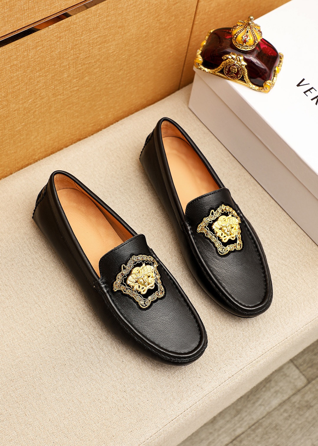 NO:830770,Product trademark VERSACE 'Versace' beanie shoes, correct size: 38-44 (customized at 37.45.46) Product material selection: imported first-layer calfskin upper + luxury hardware buckle, imported pigskin lining. Strong three-dimensional visual effect, rubber outsole, 2 colors available, versace,versace,cowhide19860909商品商标VERSACE「范思哲」豆豆鞋 正码码数:38-44 (37.45.46订制) 商品材料精选 进口头层小牛皮鞋面+奢华五金扣,进口猪皮内里.强烈立体视觉效果,橡胶大底 颜 色2色可选,,versace,versace,cowhide,Men's shoes