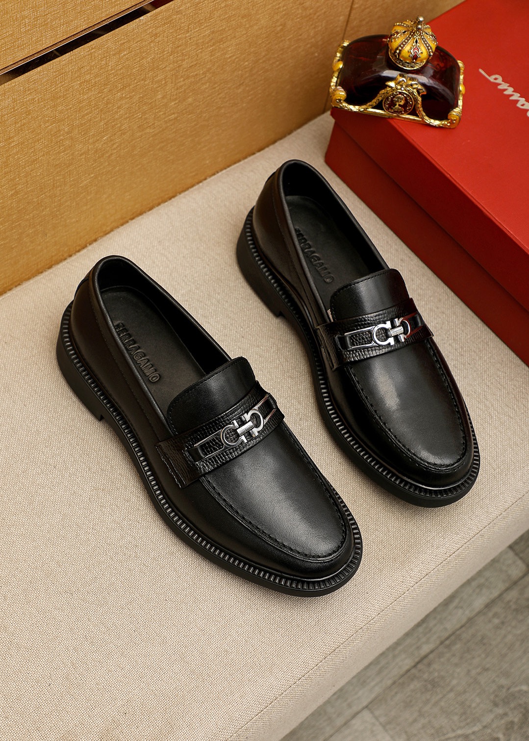 NO:830995,Product trademark Ferragamo 'Ferragamo' casual leather shoes. Regular size: 38-44 (45.46 customized) Product material selection: imported first-layer calfskin upper + original hardware buckle, imported water-dyed cowhide lining. Strong three-dimensional visual effect, original outsole color 1 color optional, ferragamo, ferragamo, cowhide19860909商品商标Ferragamo「 菲拉格慕」休闲皮鞋 正码码数:38-44（45.46订制） 商品材料精选 进口头层小牛皮鞋面+原版五金扣,进口水染牛皮内里.强烈立体视觉效果,原版大底 颜 色1色可选,,ferragamo,ferragamo,cowhide,Men's shoes