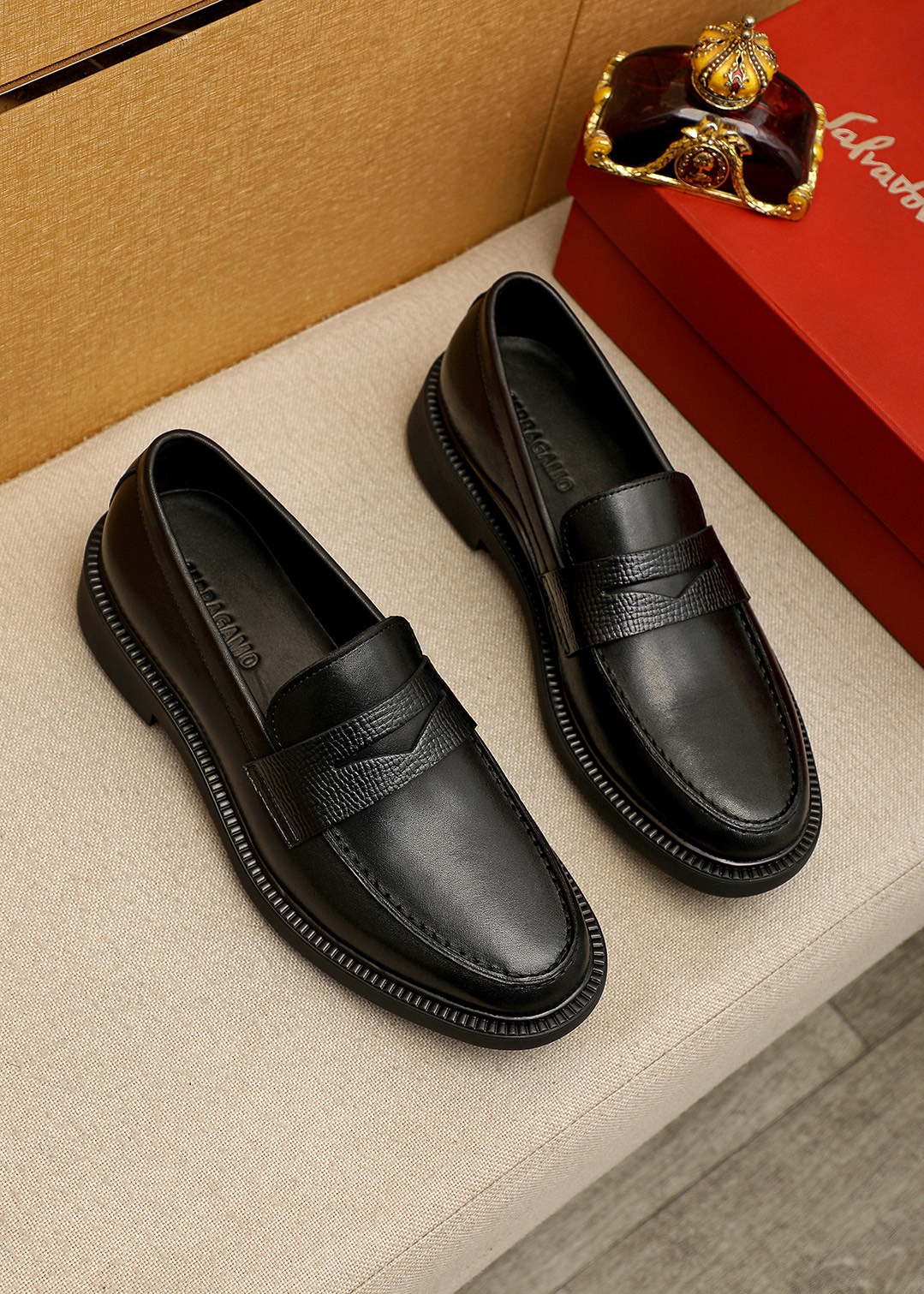 NO:831002,Product trademark Ferragamo 'Ferragamo' casual leather shoes. Regular size: 38-44 (45.46 customized) Product material selection: imported first-layer calfskin upper, imported water-dyed cowhide lining. Strong three-dimensional visual effect, original outsole color 1 color available, ferragamo, ferragamo, cowhide19860909商品商标Ferragamo「 菲拉格慕」休闲皮鞋 正码码数:38-44（45.46订制） 商品材料精选 进口头层小牛皮鞋面,进口水染牛皮内里.强烈立体视觉效果,原版大底 颜 色1色可选,,ferragamo,ferragamo,cowhide,Men's shoes