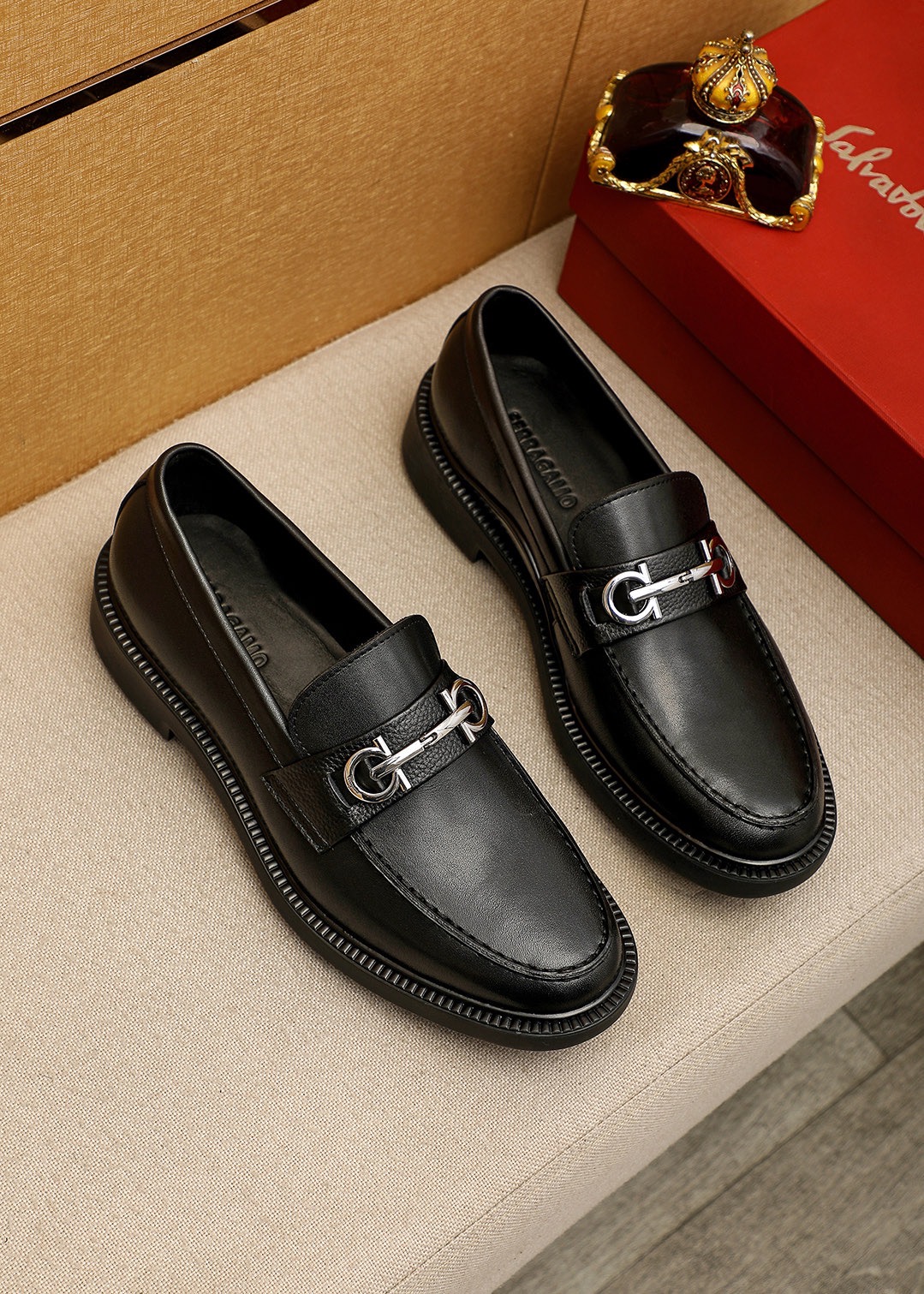 NO:831008,Product trademark Ferragamo 'Ferragamo' casual leather shoes. Regular size: 38-44 (45.46 customized) Product material selection: imported first-layer calfskin upper + original hardware buckle, imported water-dyed cowhide lining. Strong three-dimensional visual effect, original outsole color 1 color optional, ferragamo, ferragamo, cowhide19860909商品商标Ferragamo「 菲拉格慕」休闲皮鞋 正码码数:38-44（45.46订制） 商品材料精选 进口头层小牛皮鞋面+原版五金扣,进口水染牛皮内里.强烈立体视觉效果,原版大底 颜 色1色可选,,ferragamo,ferragamo,cowhide,Men's shoes